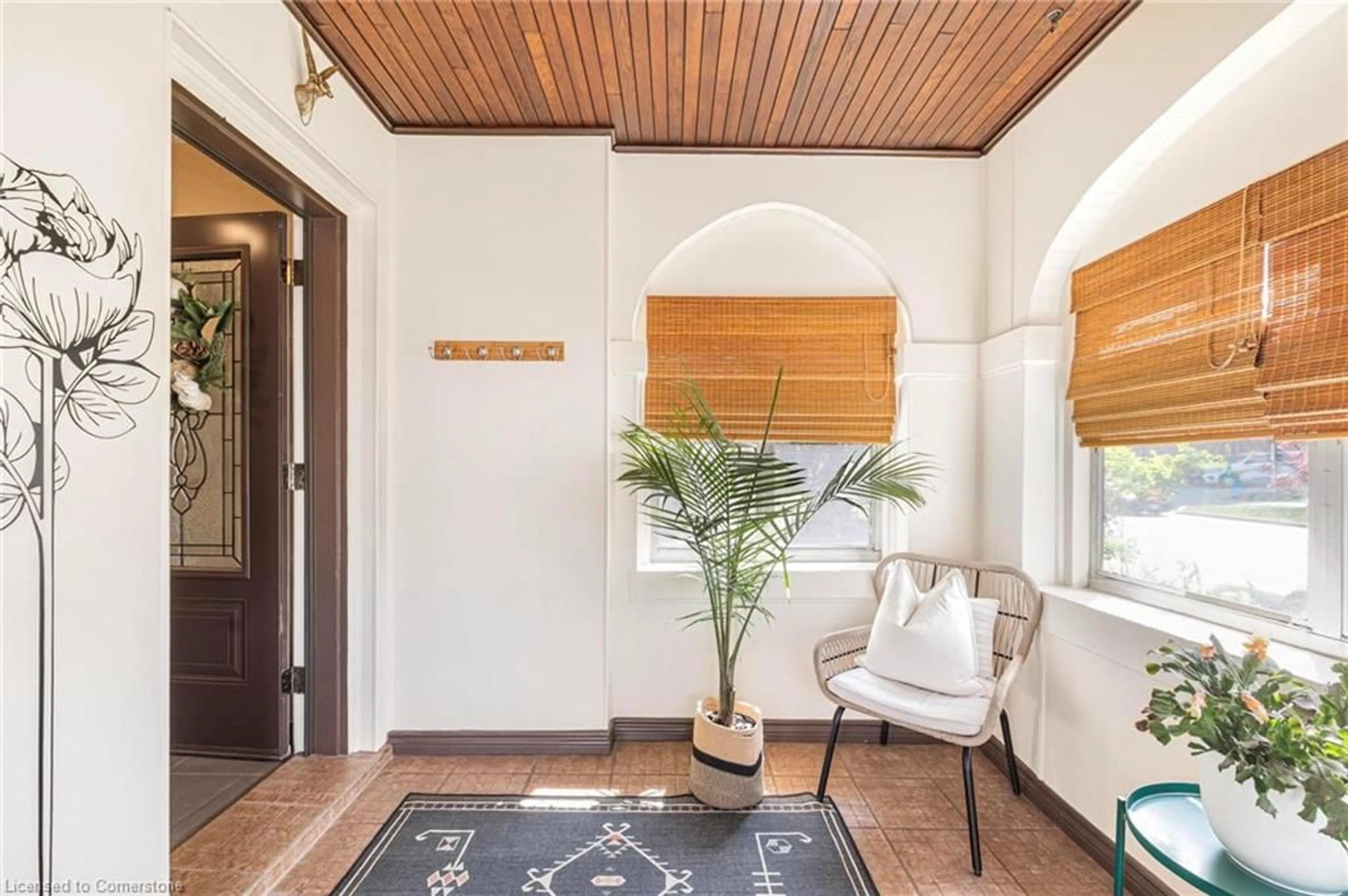 Indoor entryway for 905 Queens Blvd, Kitchener Ontario N2M 1B1
