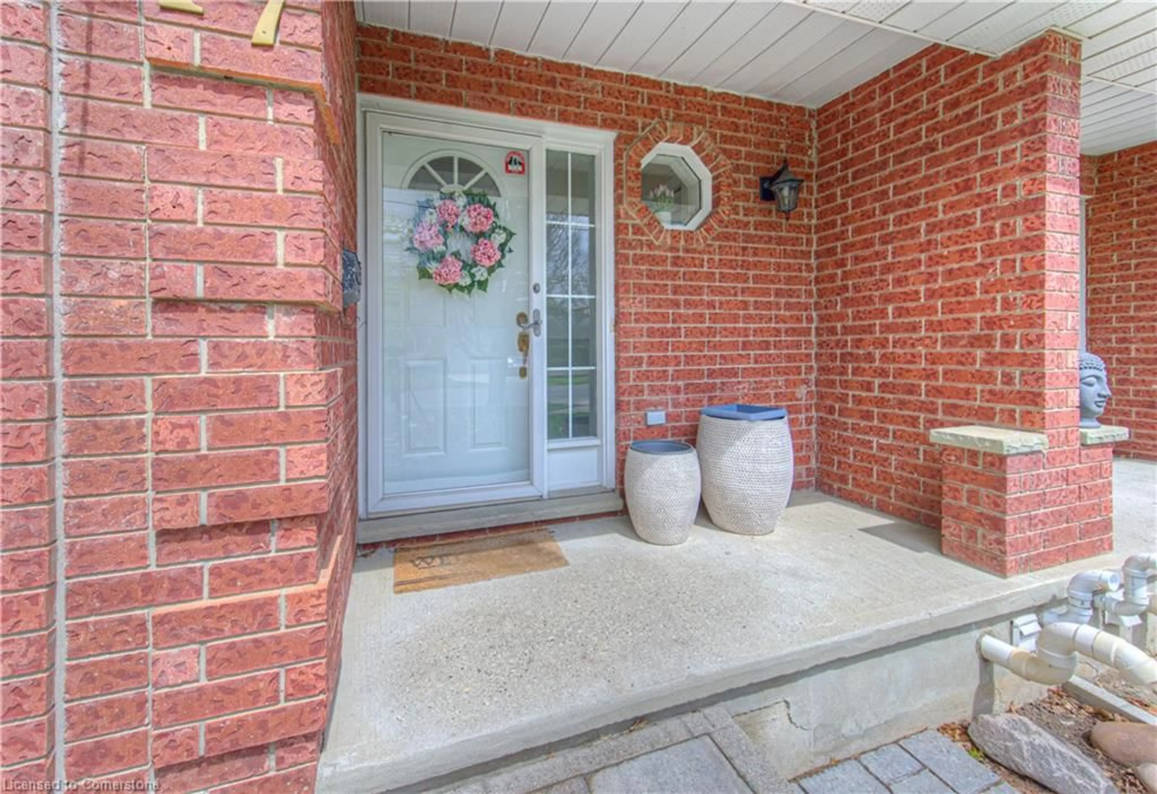 Indoor entryway for 17 Rosemount Dr, Kitchener Ontario N2B 1P9