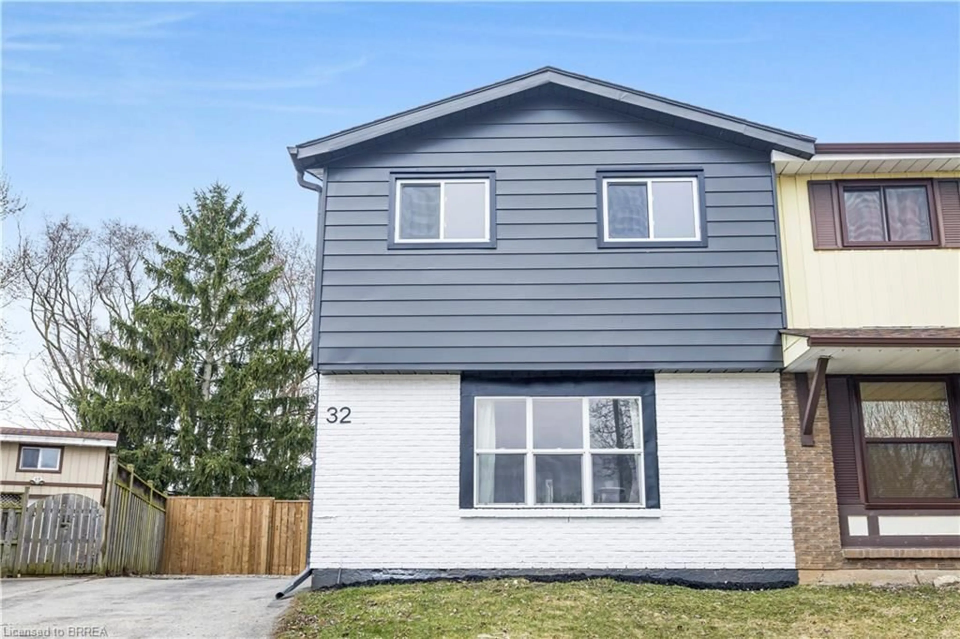 Home with vinyl exterior material, street for 32 Enfield Cres, Brantford Ontario N3P 1B2