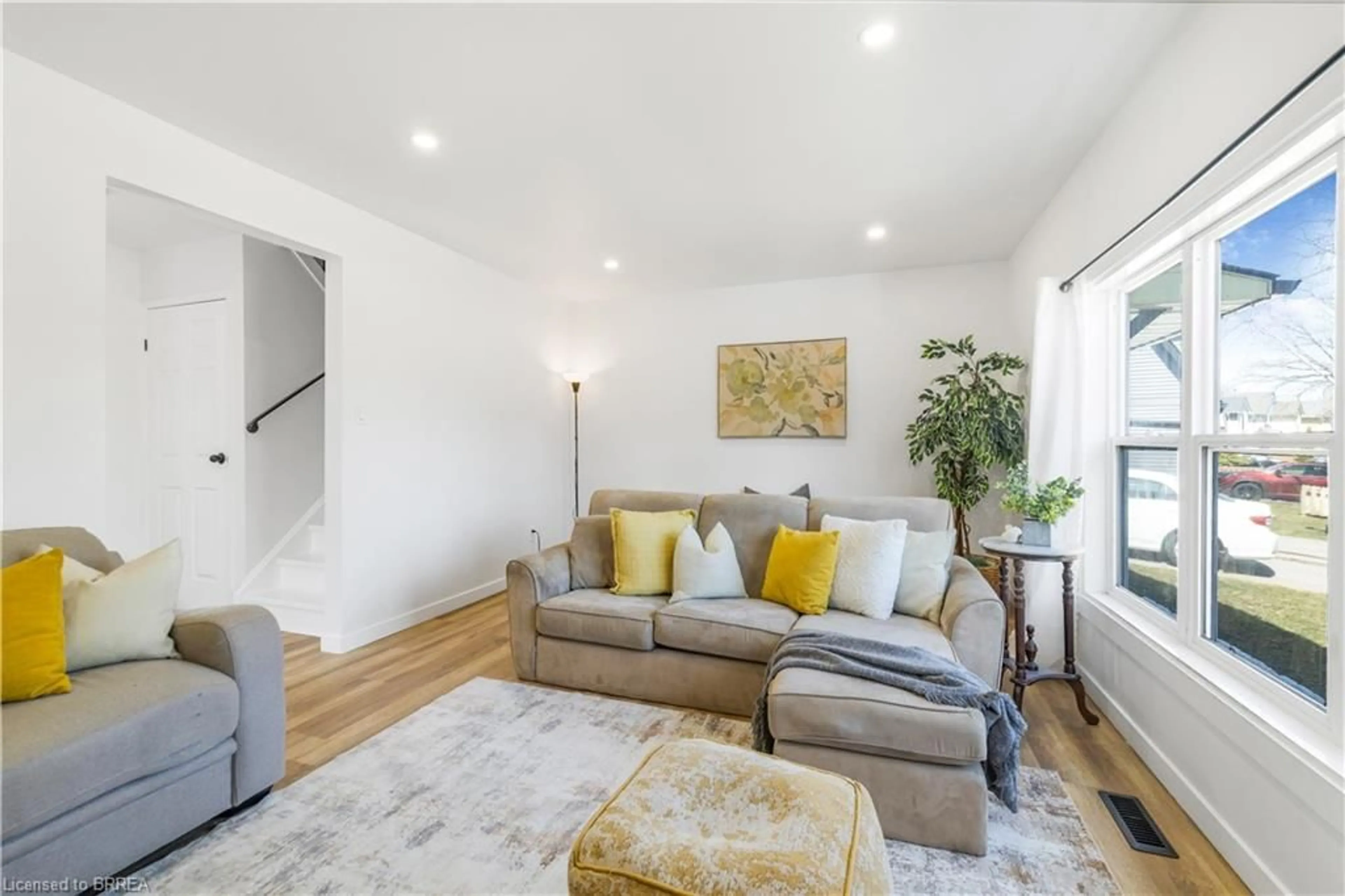 Living room with furniture, unknown for 32 Enfield Cres, Brantford Ontario N3P 1B2