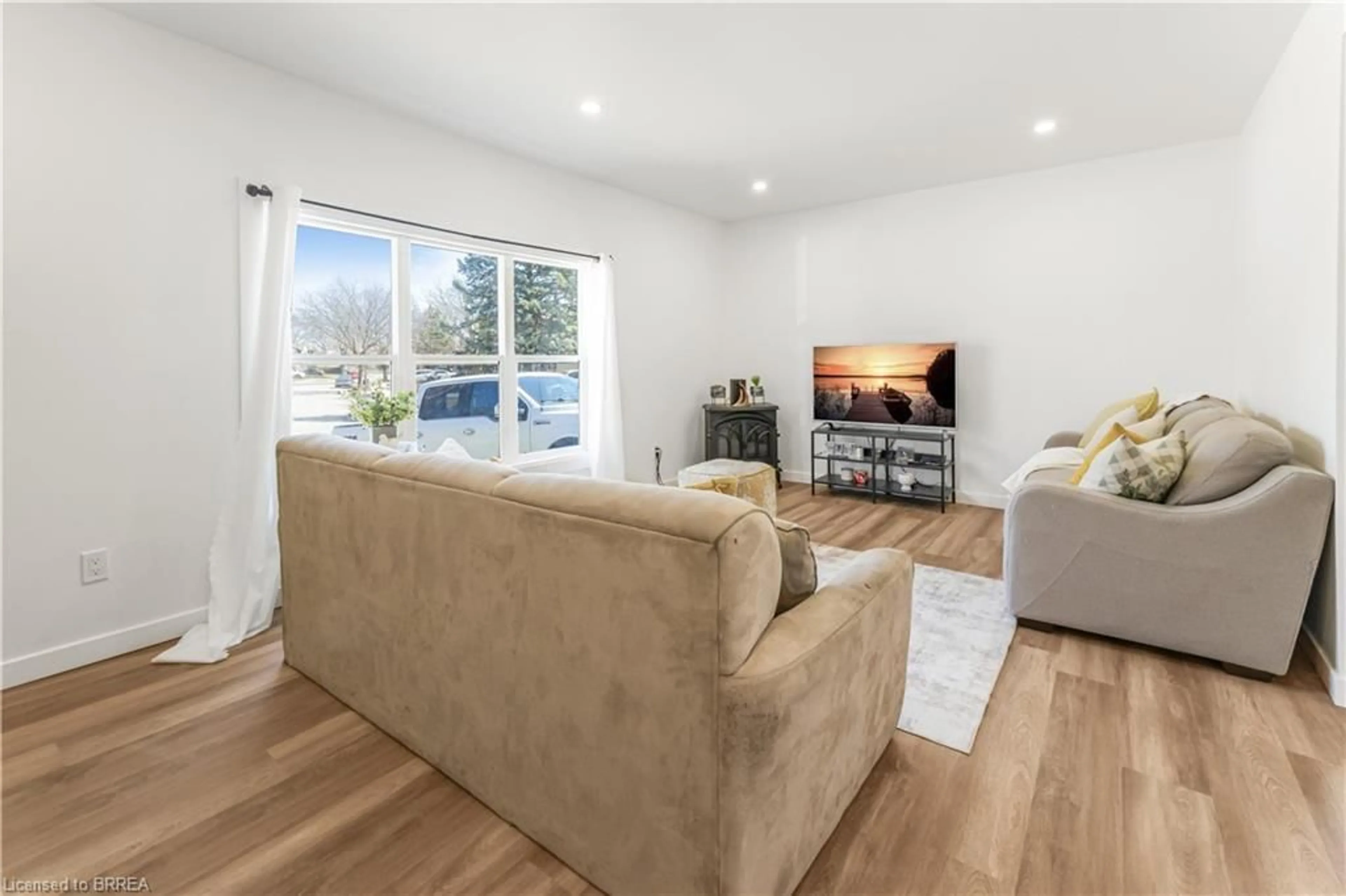 Living room with furniture, wood/laminate floor for 32 Enfield Cres, Brantford Ontario N3P 1B2