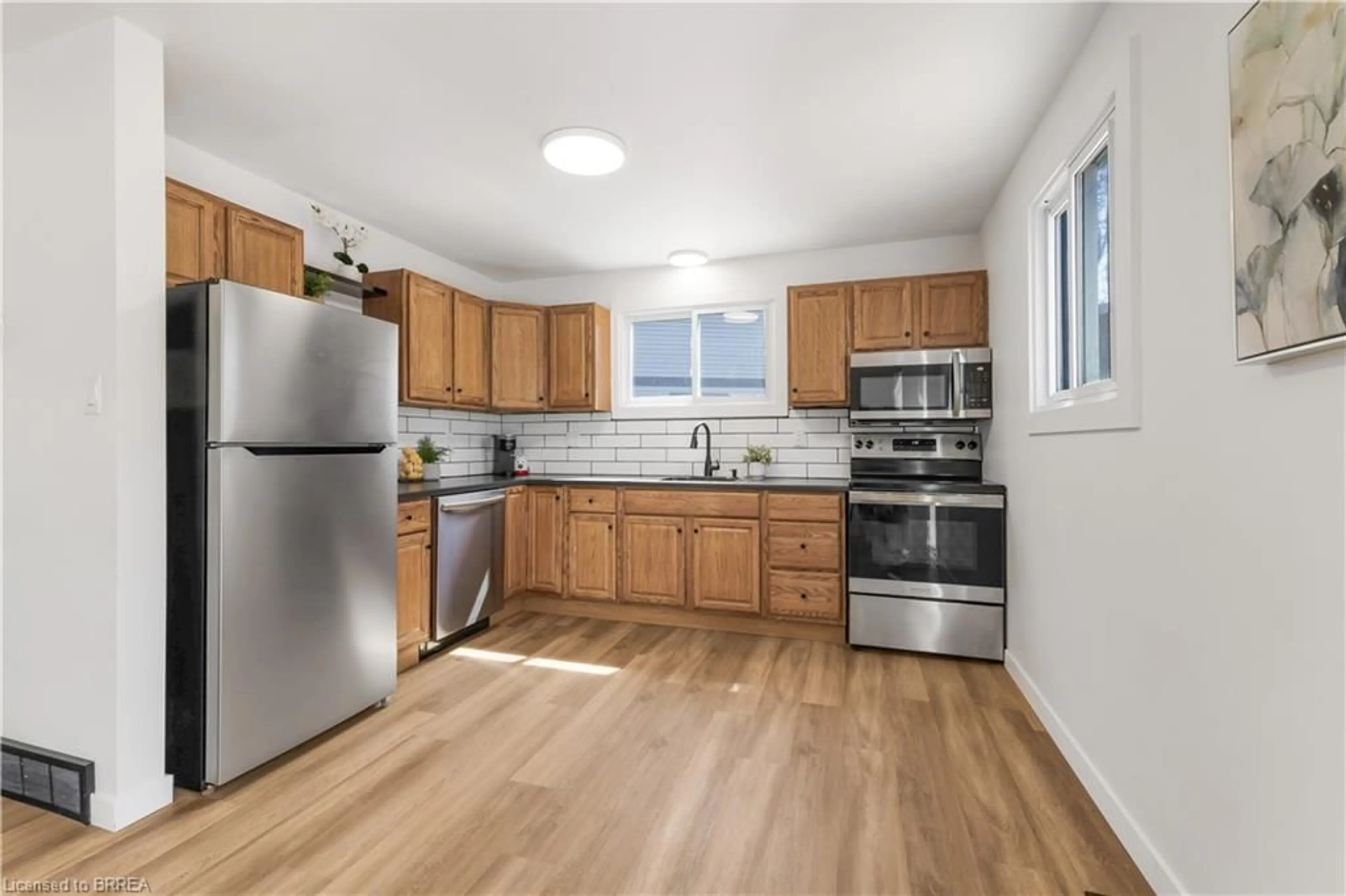 Standard kitchen, unknown for 32 Enfield Cres, Brantford Ontario N3P 1B2