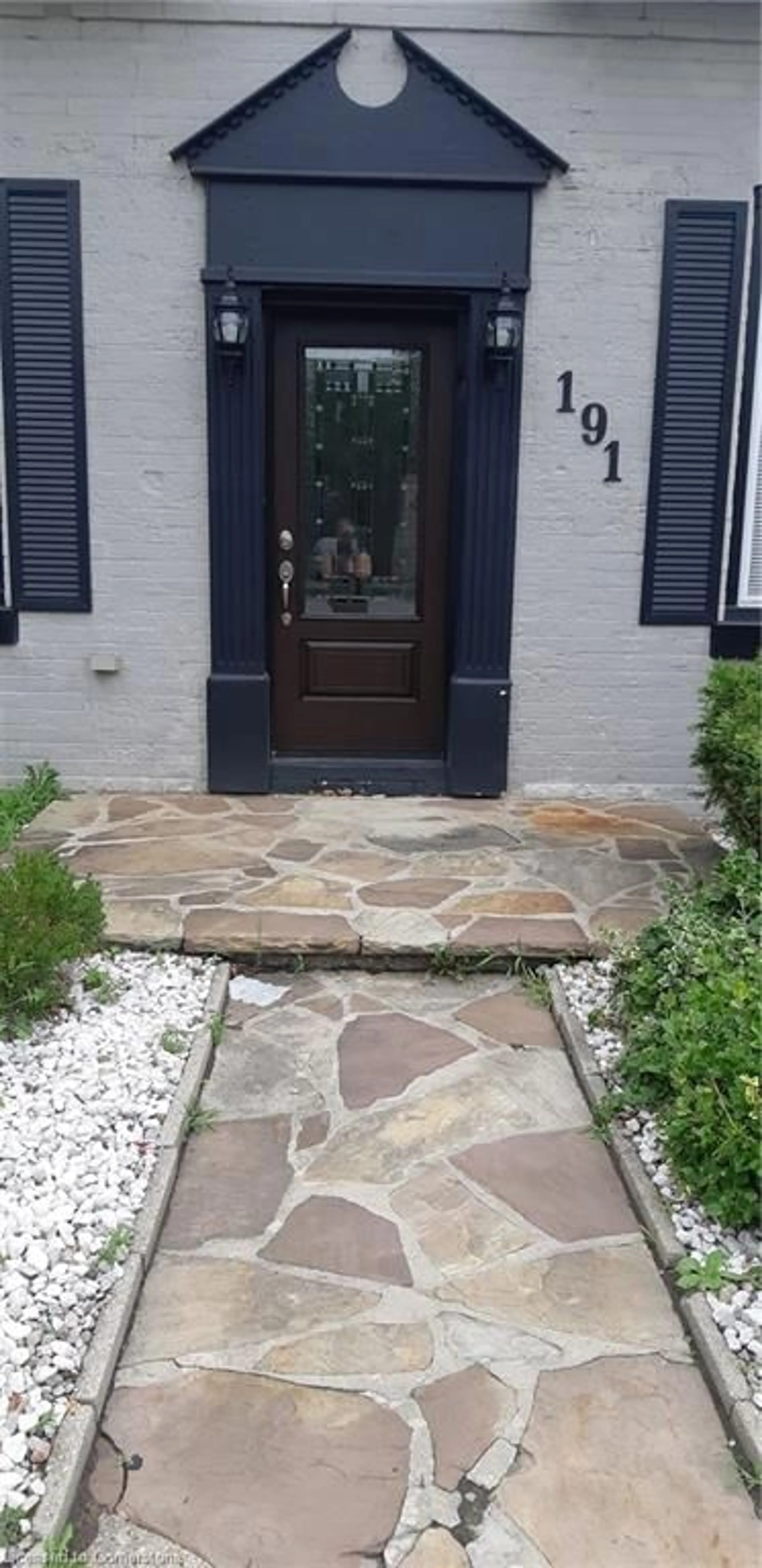 Indoor entryway for 191 Brant Ave, Brantford Ontario N3T 3J1