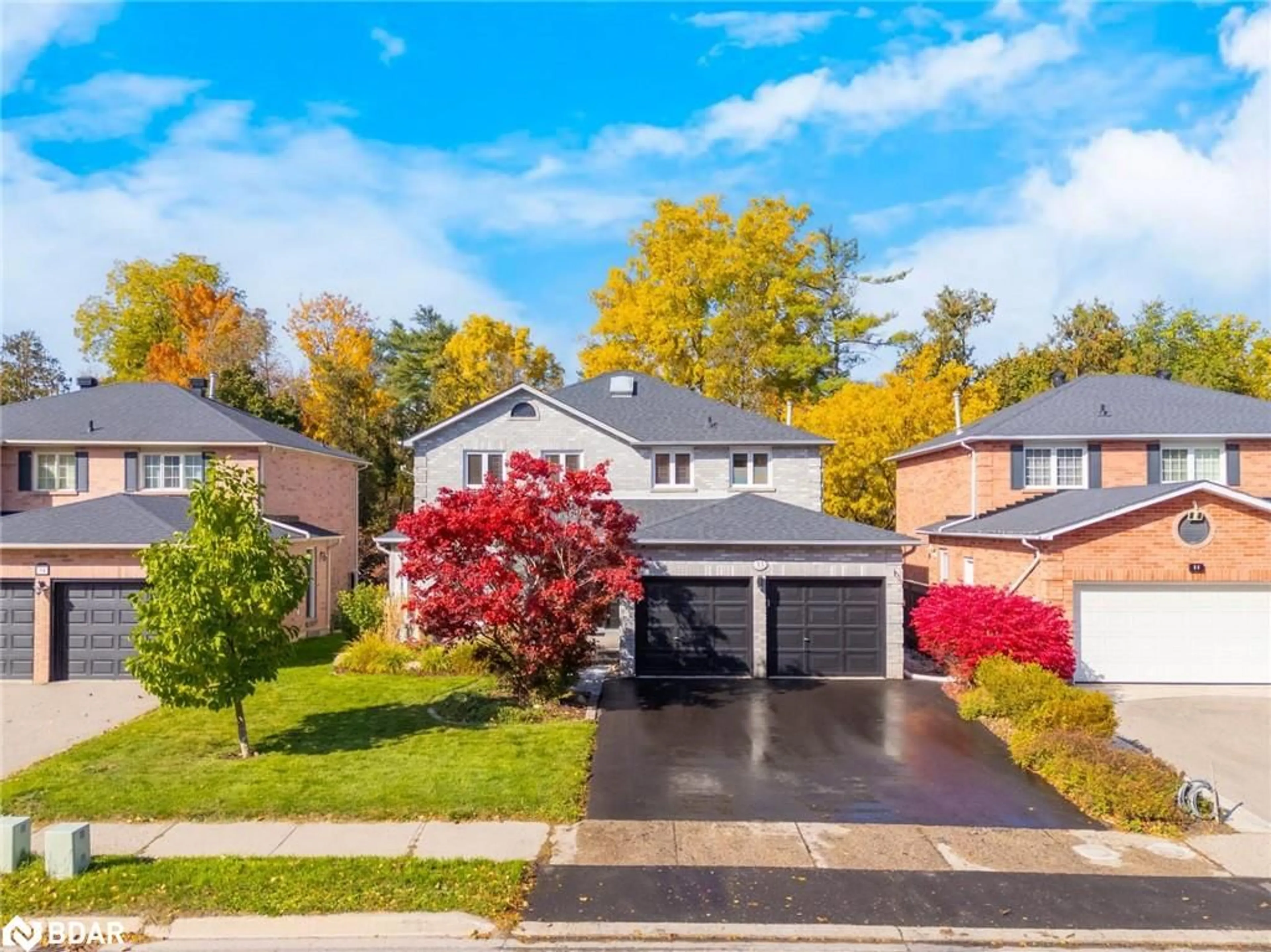 A pic from outside/outdoor area/front of a property/back of a property/a pic from drone, street for 33 Princess Anne Dr, Halton Hills Ontario L7G 5G4