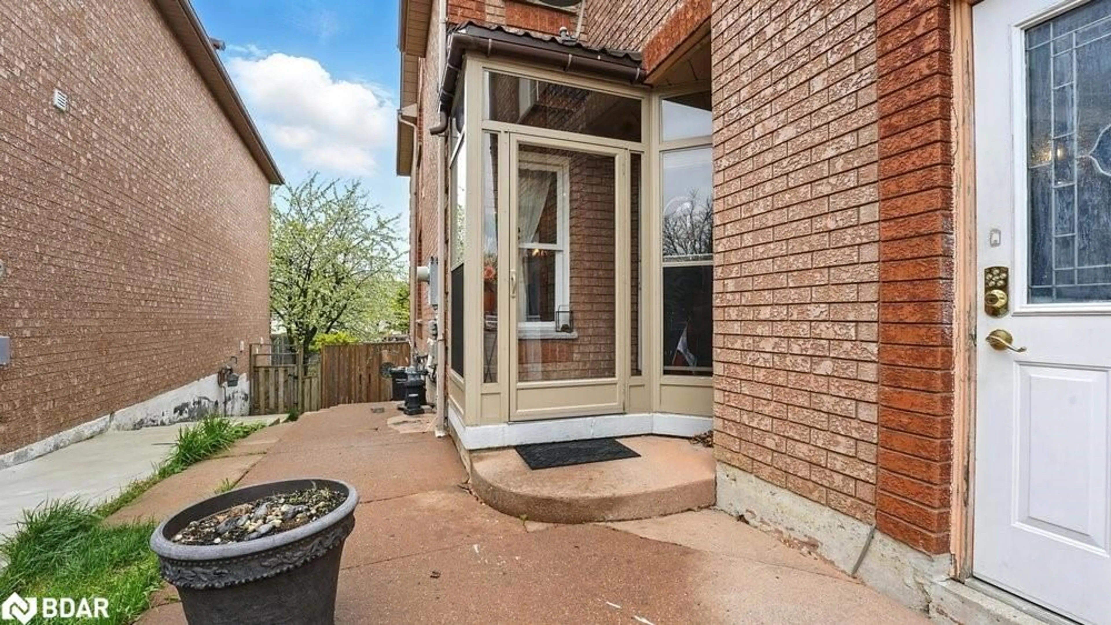 Unknown for 599 Ashprior Ave, Mississauga Ontario L5R 3N2