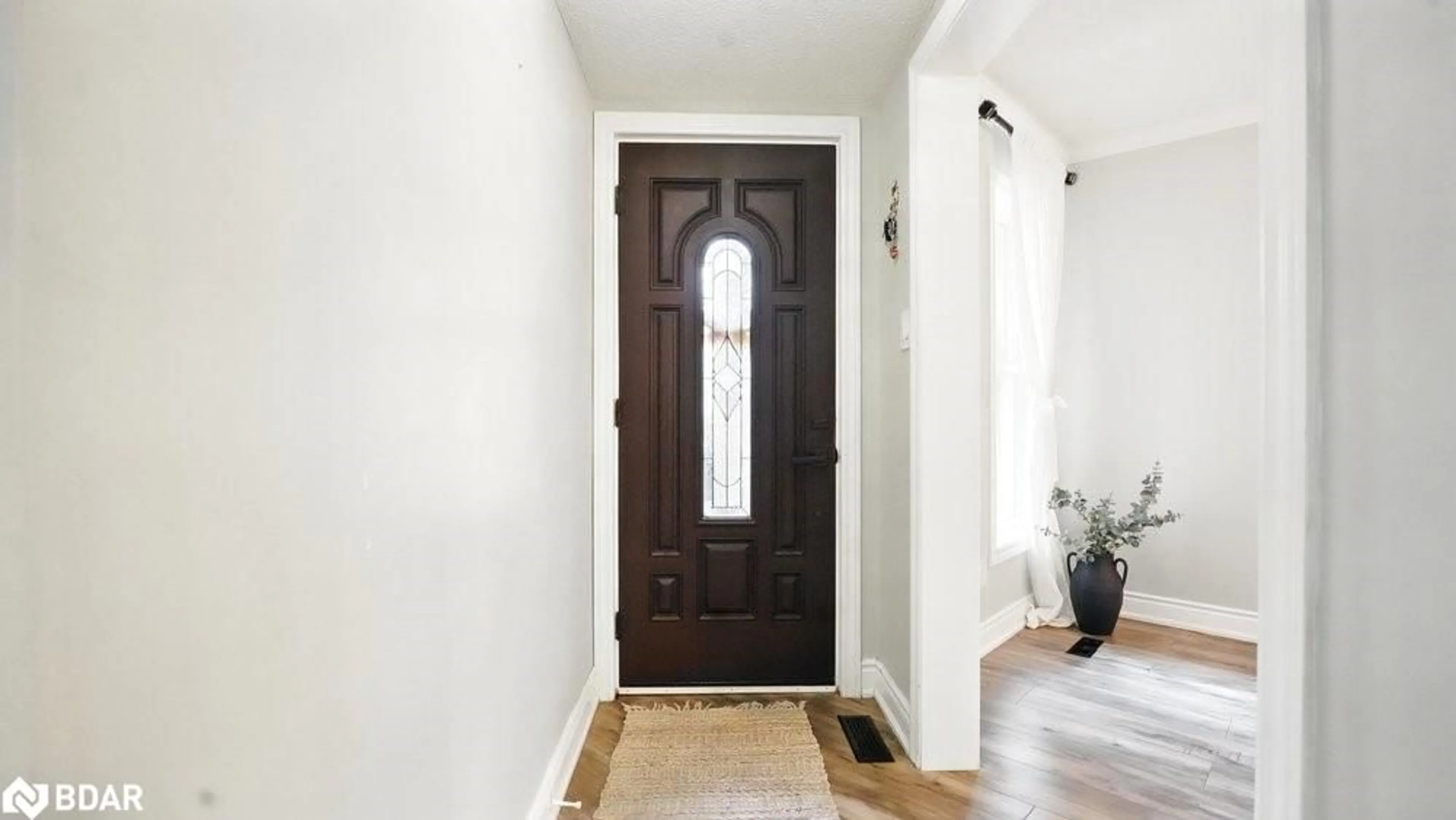 Indoor entryway for 599 Ashprior Ave, Mississauga Ontario L5R 3N2