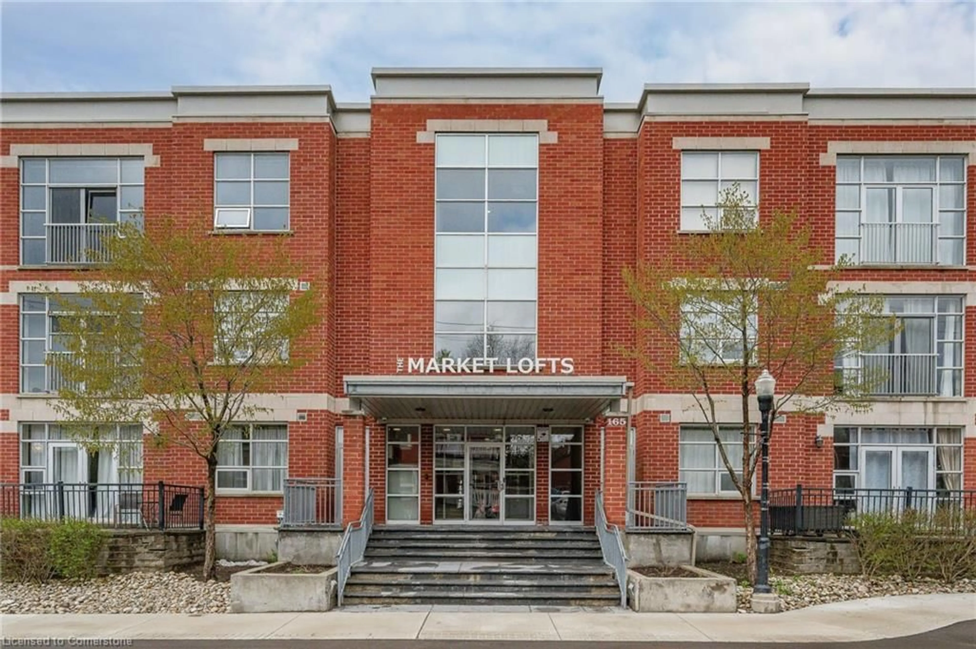Indoor foyer for 165 Duke St #212, Kitchener Ontario N2H 6M4