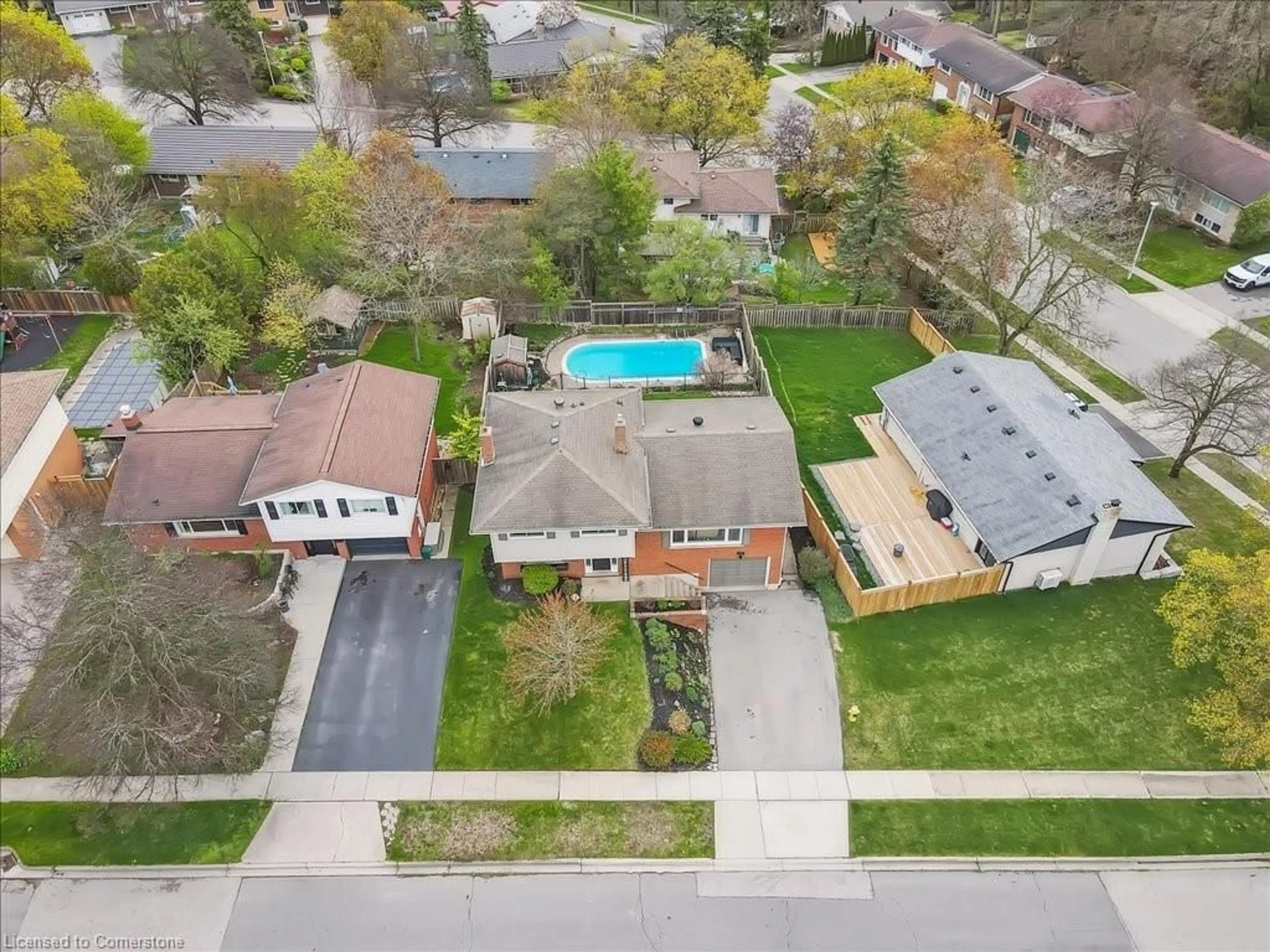 A pic from outside/outdoor area/front of a property/back of a property/a pic from drone, street for 3 Crestwood Dr, Cambridge Ontario N1S 3N8