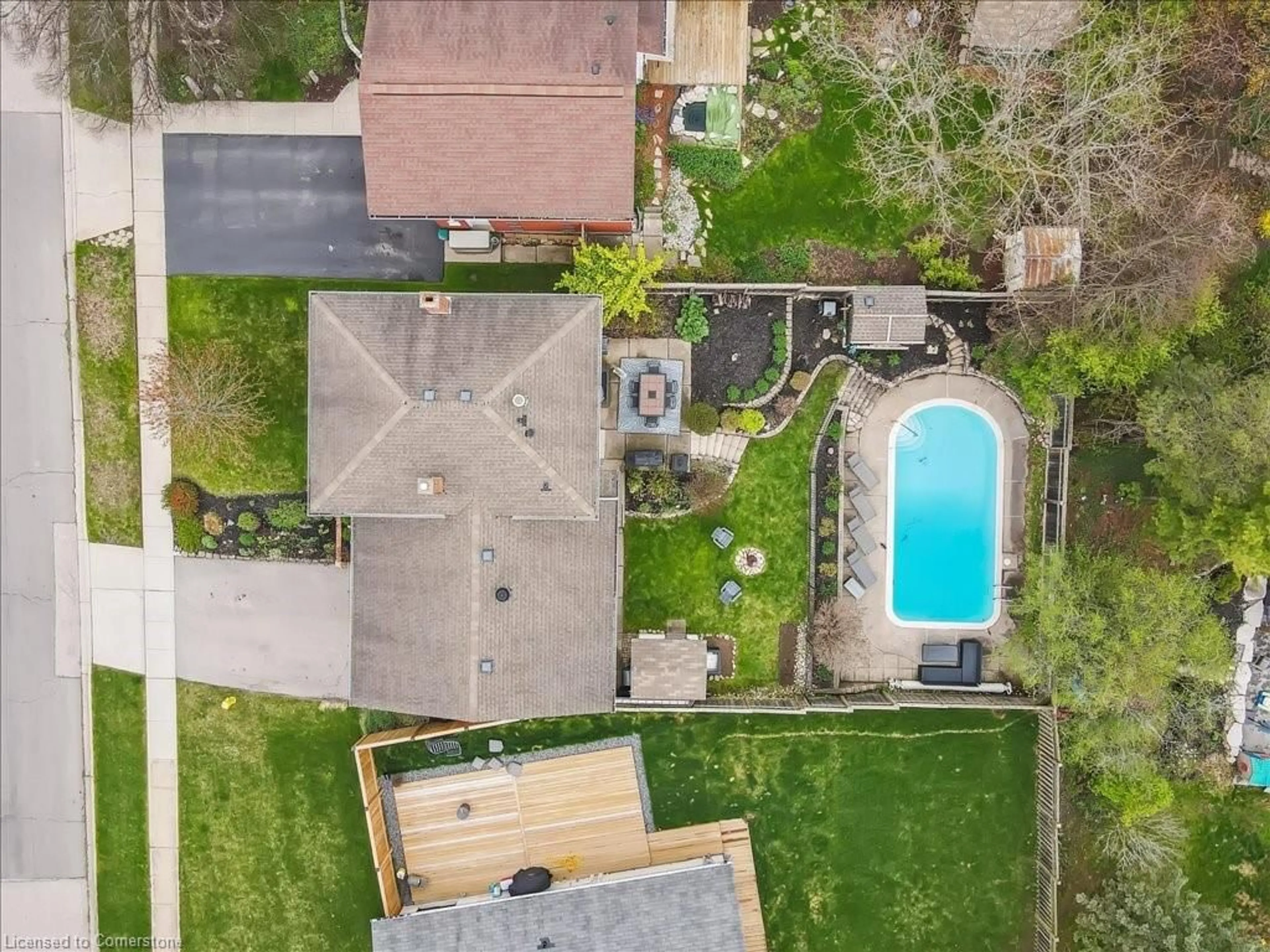 A pic from outside/outdoor area/front of a property/back of a property/a pic from drone, street for 3 Crestwood Dr, Cambridge Ontario N1S 3N8