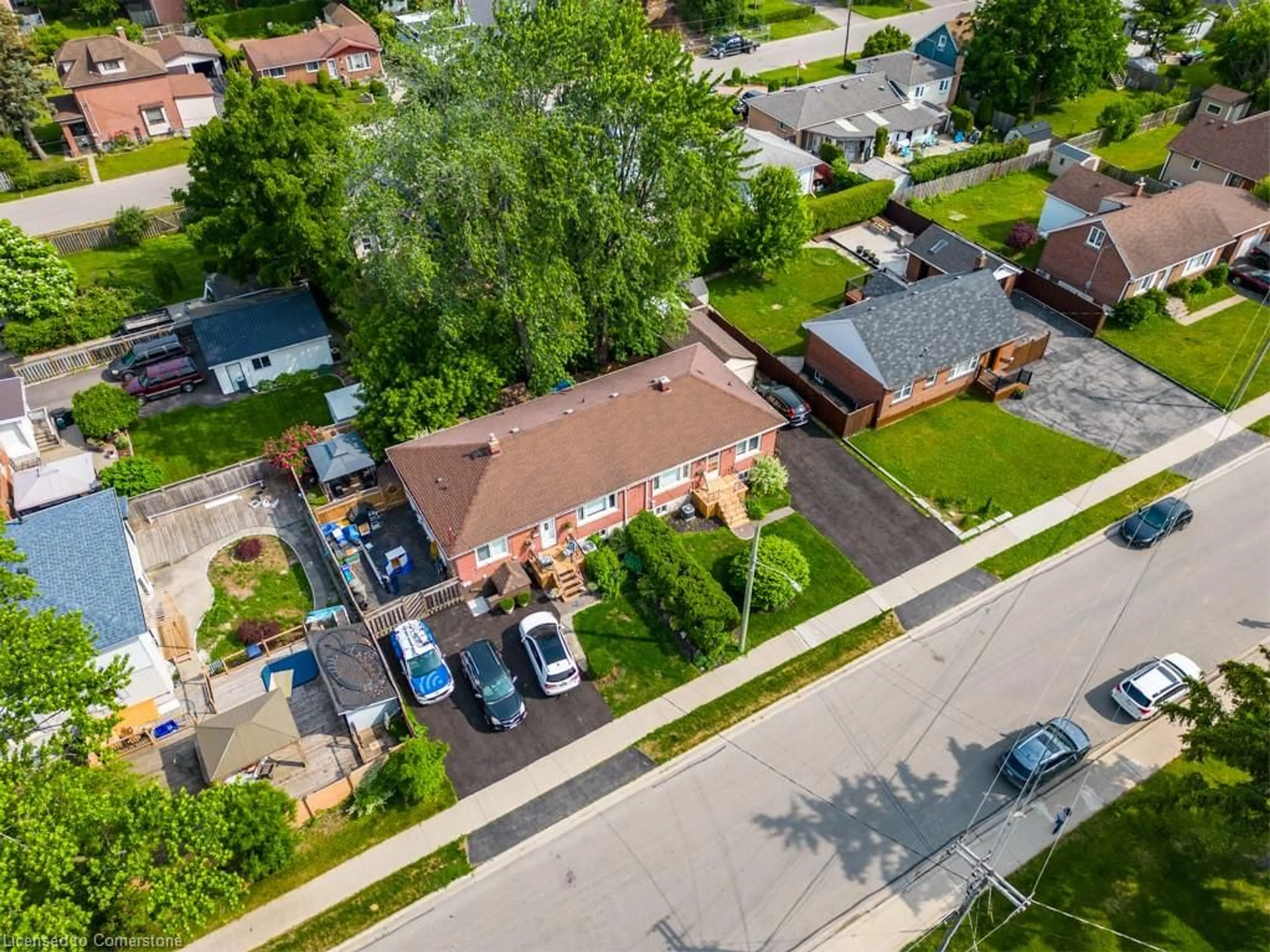 A pic from outside/outdoor area/front of a property/back of a property/a pic from drone, street for 1306-1308 Leighland Rd, Burlington Ontario L7R 3S5