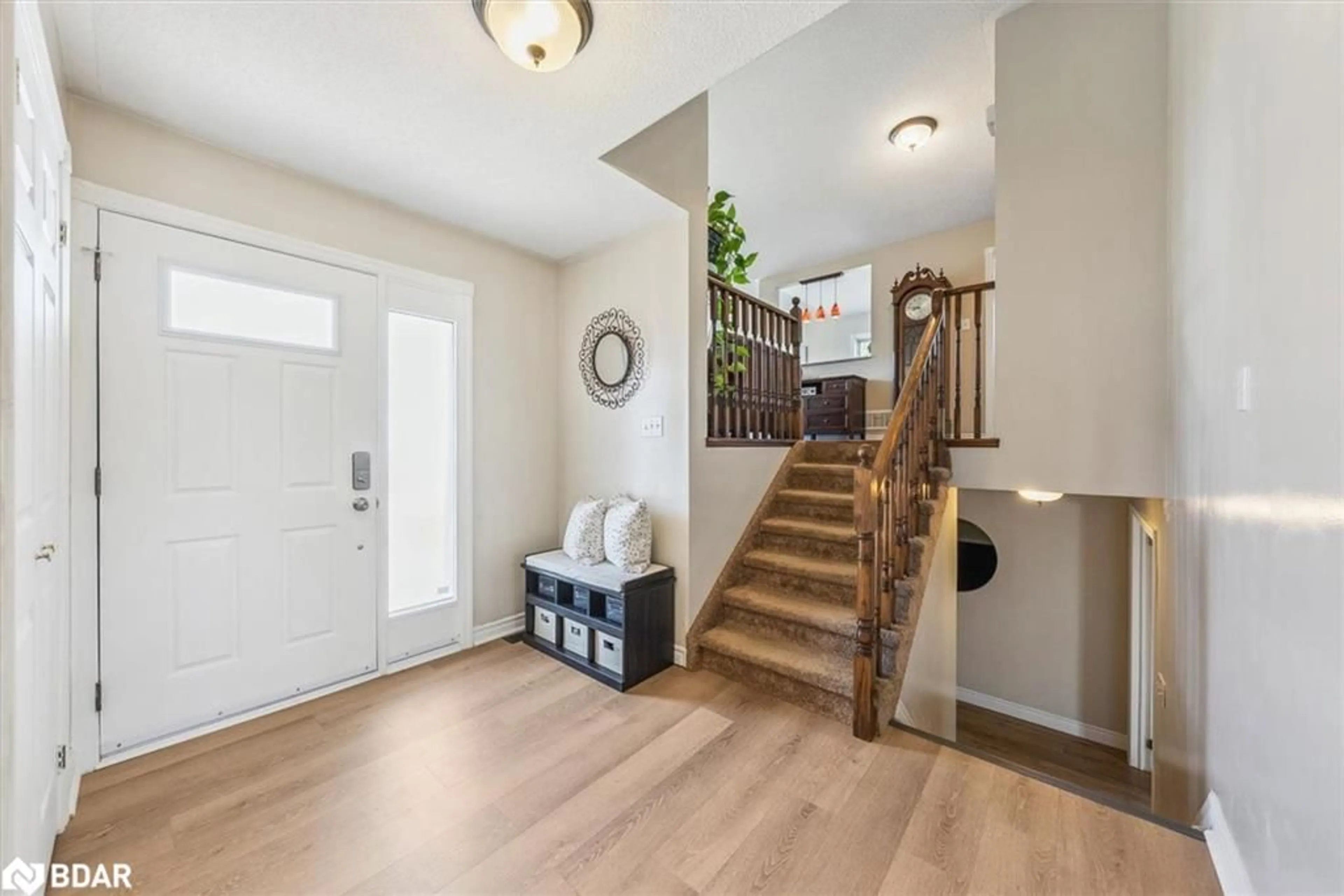 Indoor entryway for 54 Marlow Cir, Hillsdale Ontario L0L 1V0