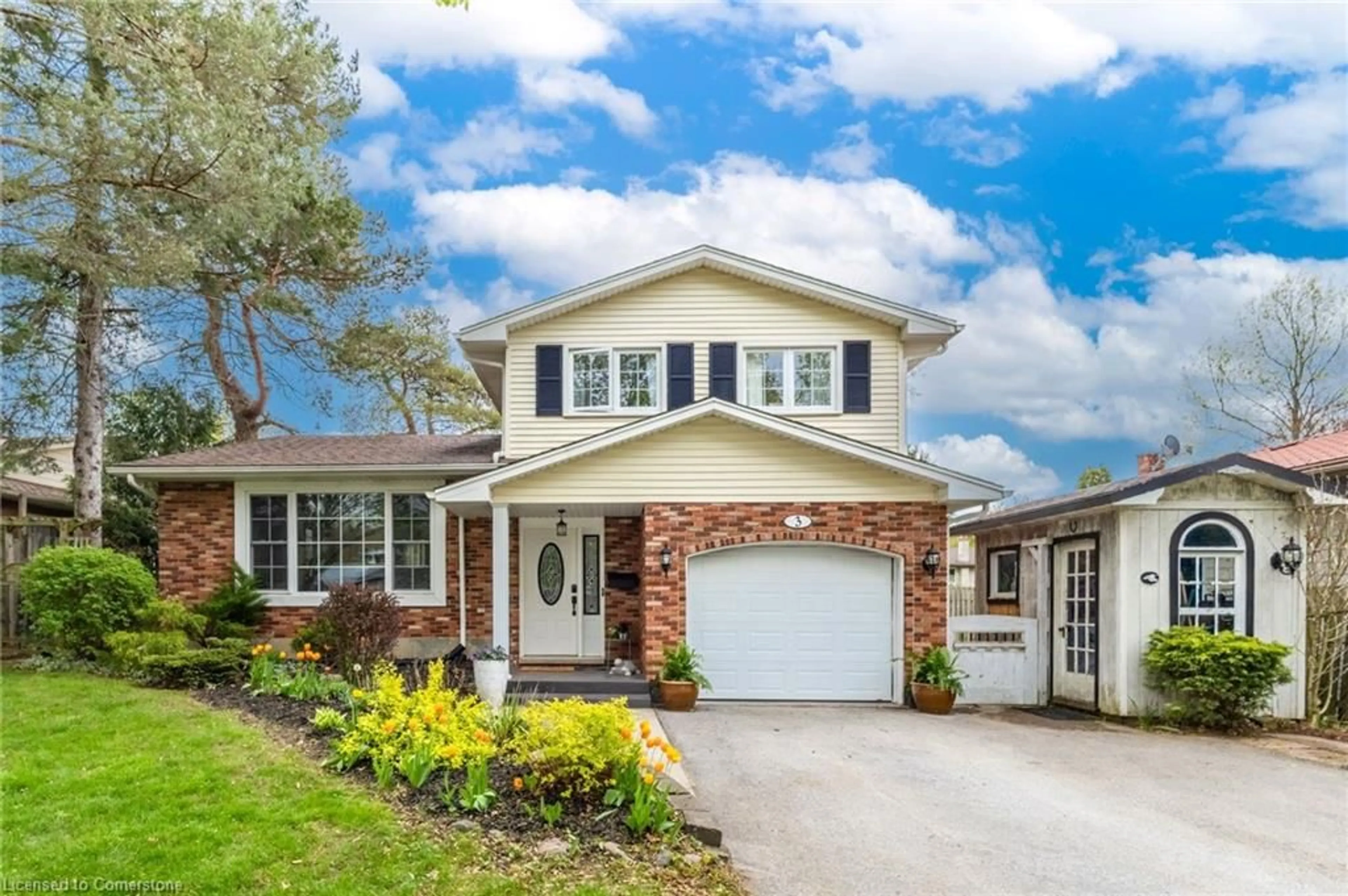 Home with vinyl exterior material, street for 3 Trillium Crt, Fonthill Ontario L0S 1E2