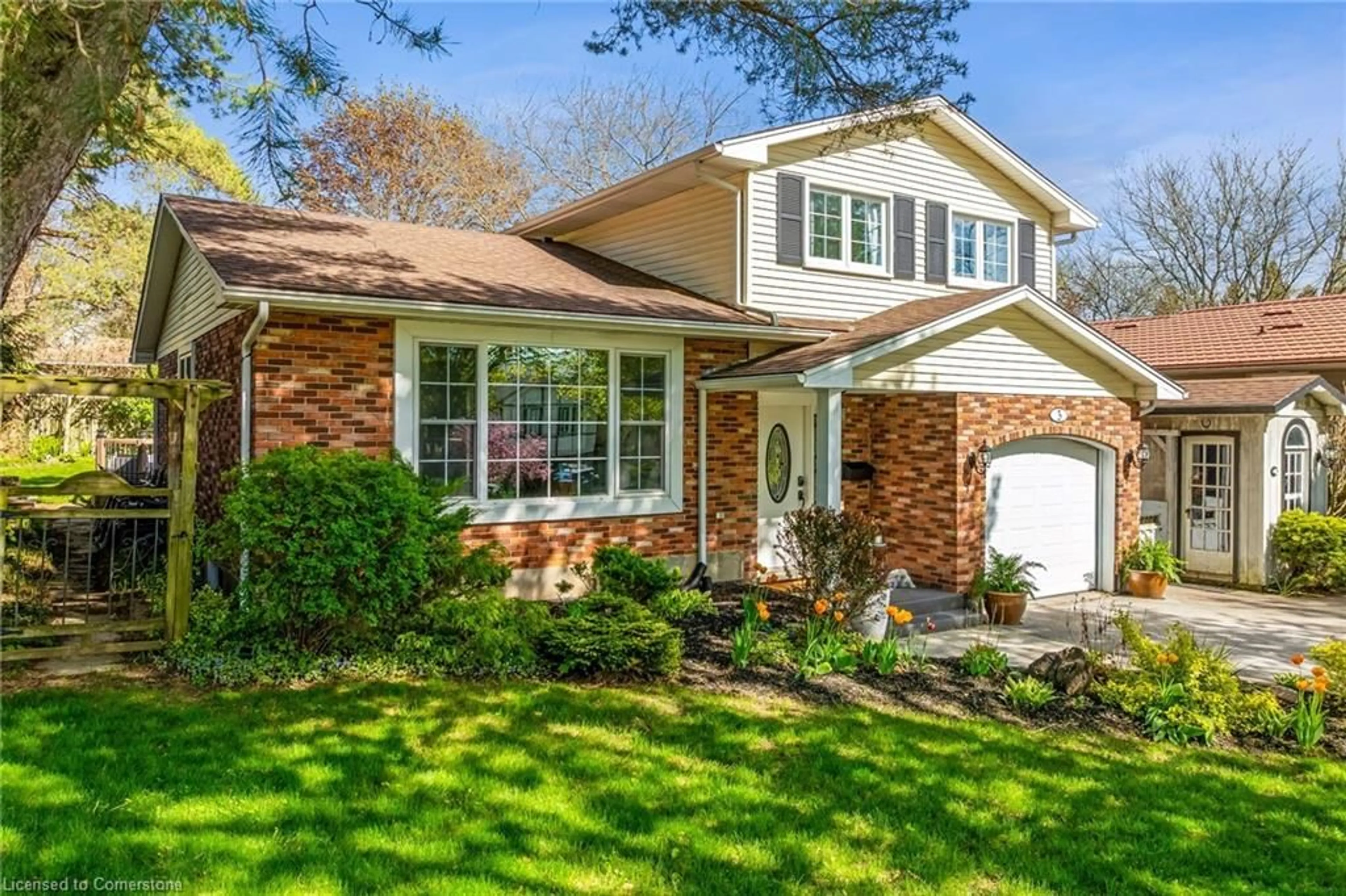 Home with brick exterior material, street for 3 Trillium Crt, Fonthill Ontario L0S 1E2