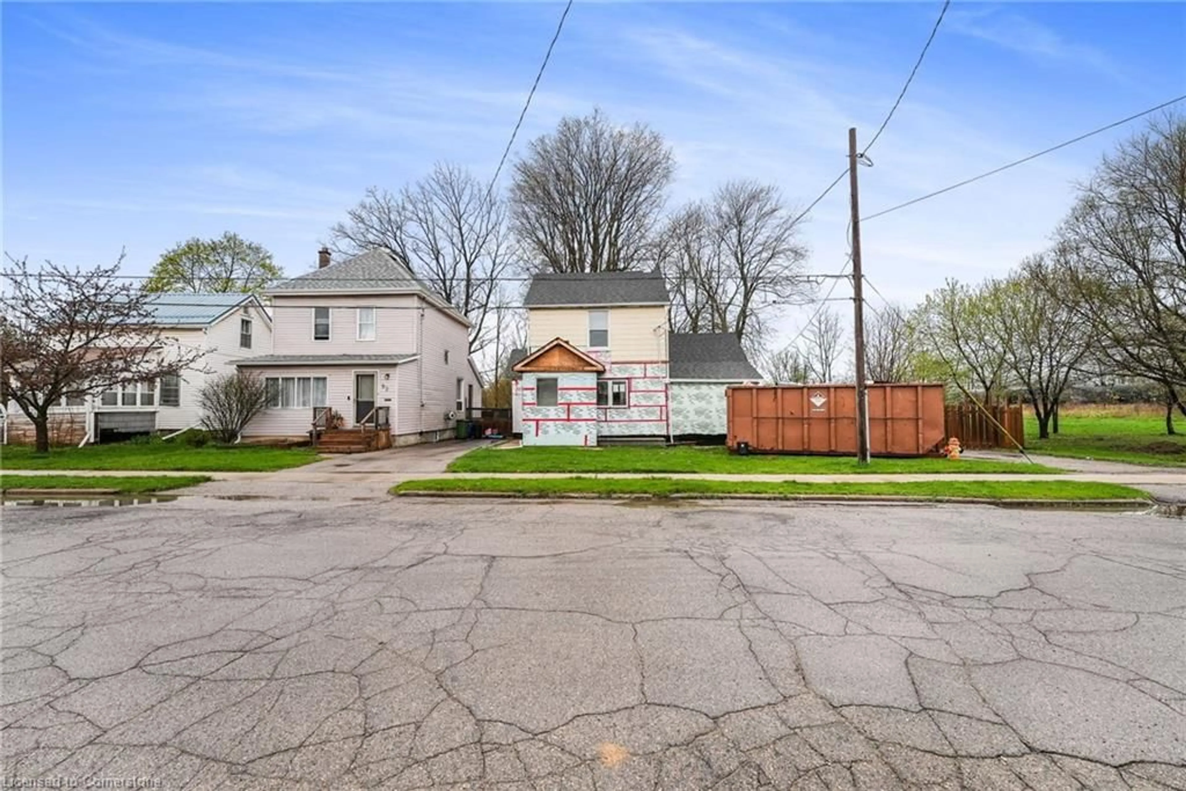 A pic from outside/outdoor area/front of a property/back of a property/a pic from drone, street for 94 Hiawatha St, St. Thomas Ontario N5P 2T7