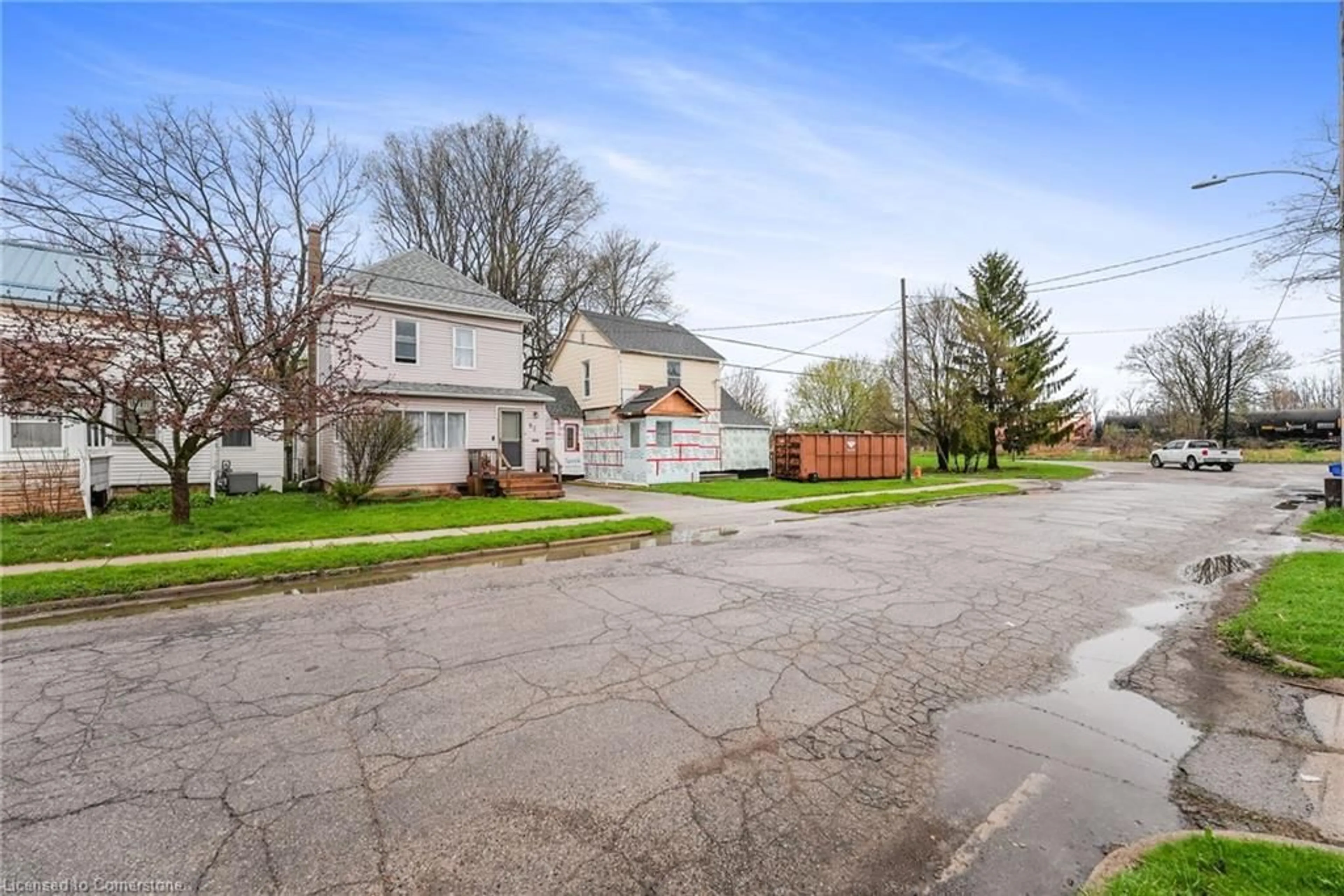 A pic from outside/outdoor area/front of a property/back of a property/a pic from drone, street for 94 Hiawatha St, St. Thomas Ontario N5P 2T7