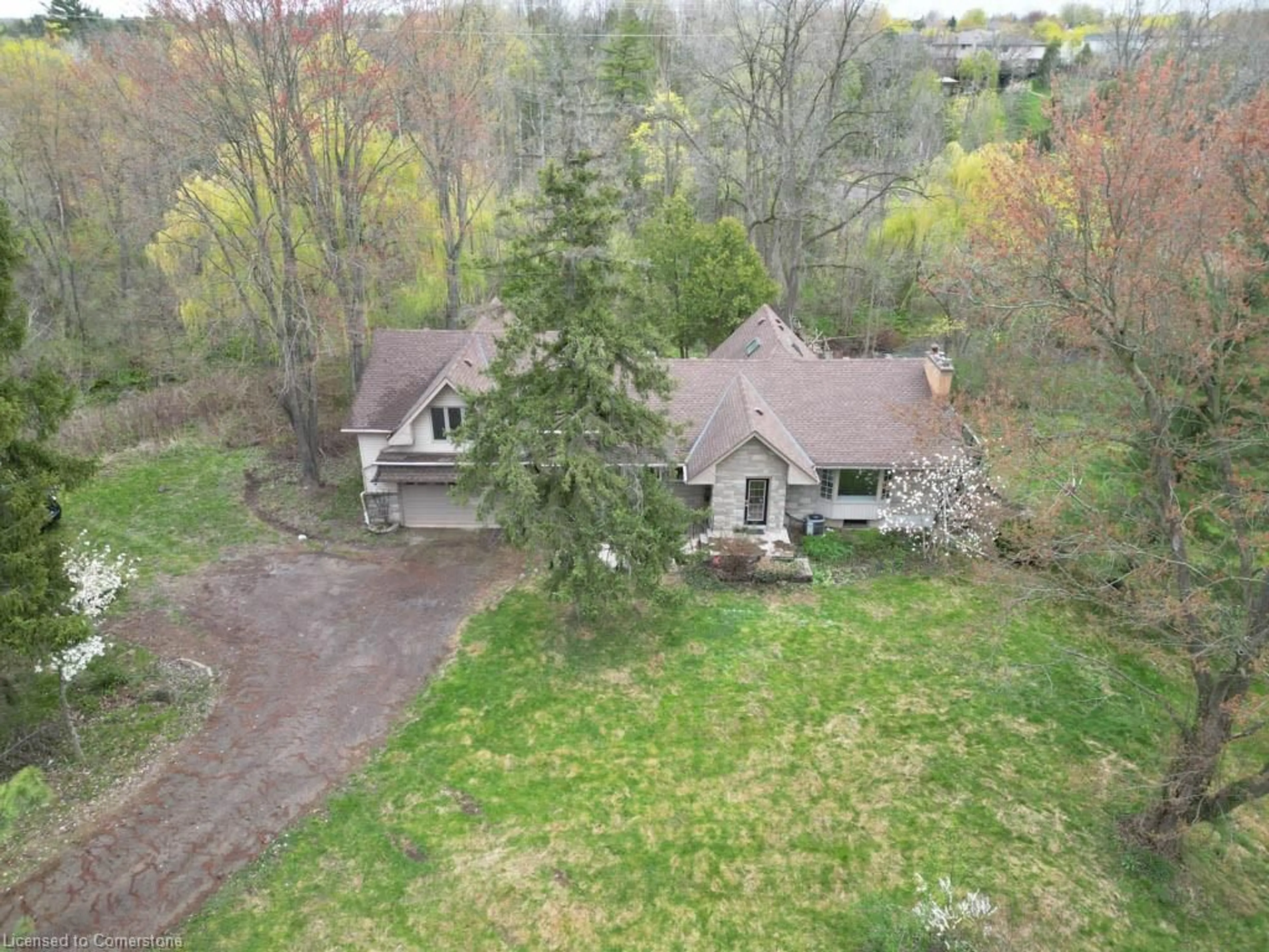 A pic from outside/outdoor area/front of a property/back of a property/a pic from drone, unknown for 144 Wellington St, Waterdown Ontario L0R 2H0