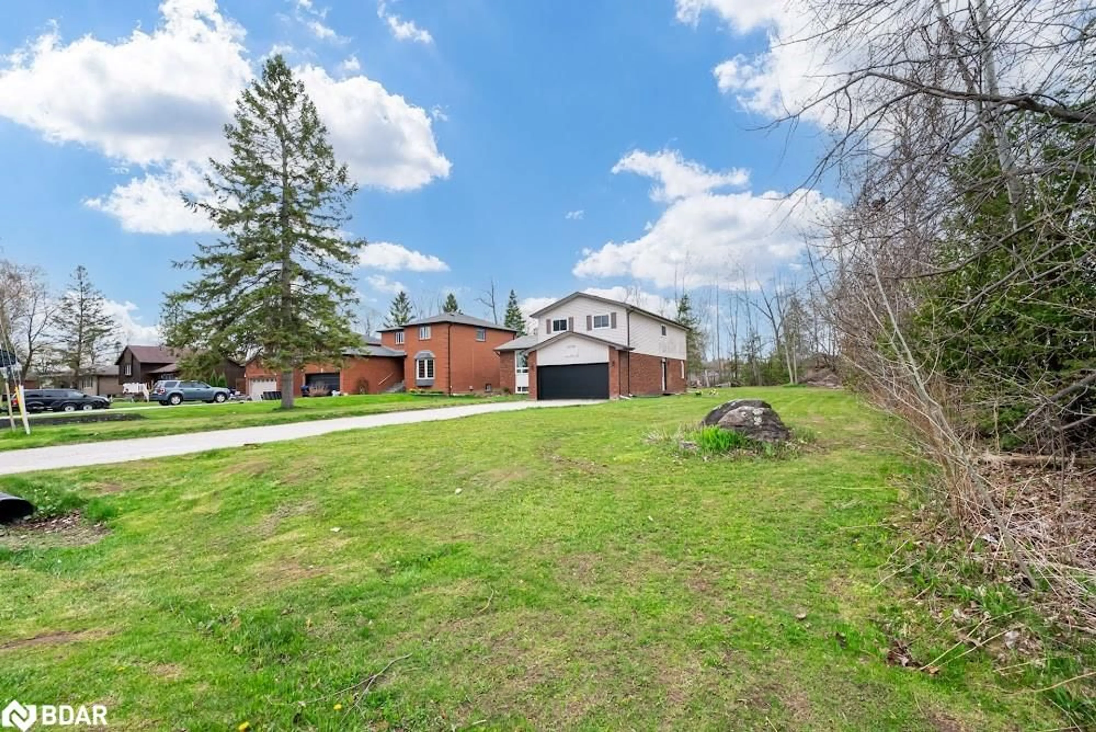 A pic from outside/outdoor area/front of a property/back of a property/a pic from drone, unknown for 2252 Richard St, Innisfil Ontario L9S 2C5