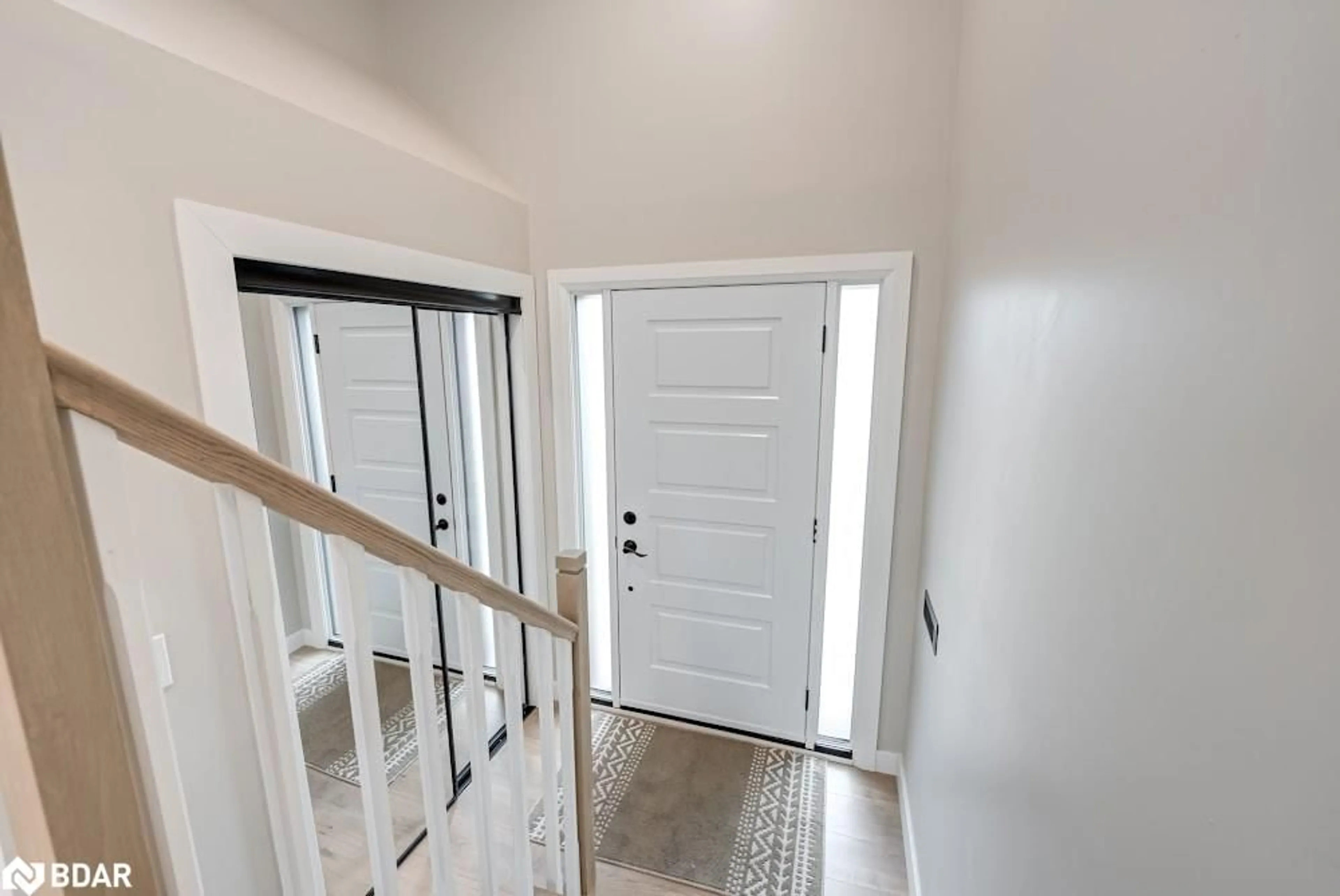 Indoor entryway for 2252 Richard St, Innisfil Ontario L9S 2C5
