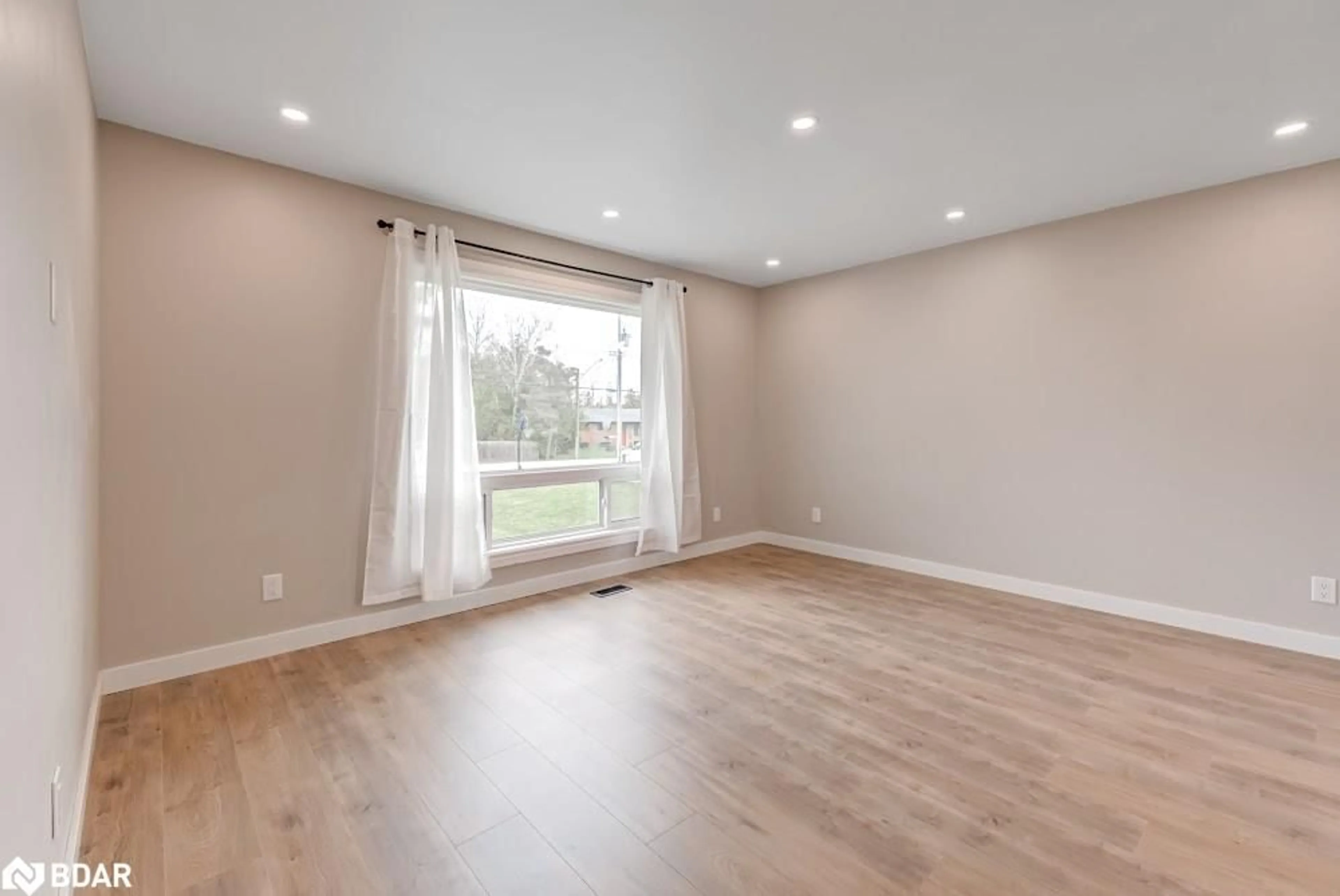 A pic of a room for 2252 Richard St, Innisfil Ontario L9S 2C5