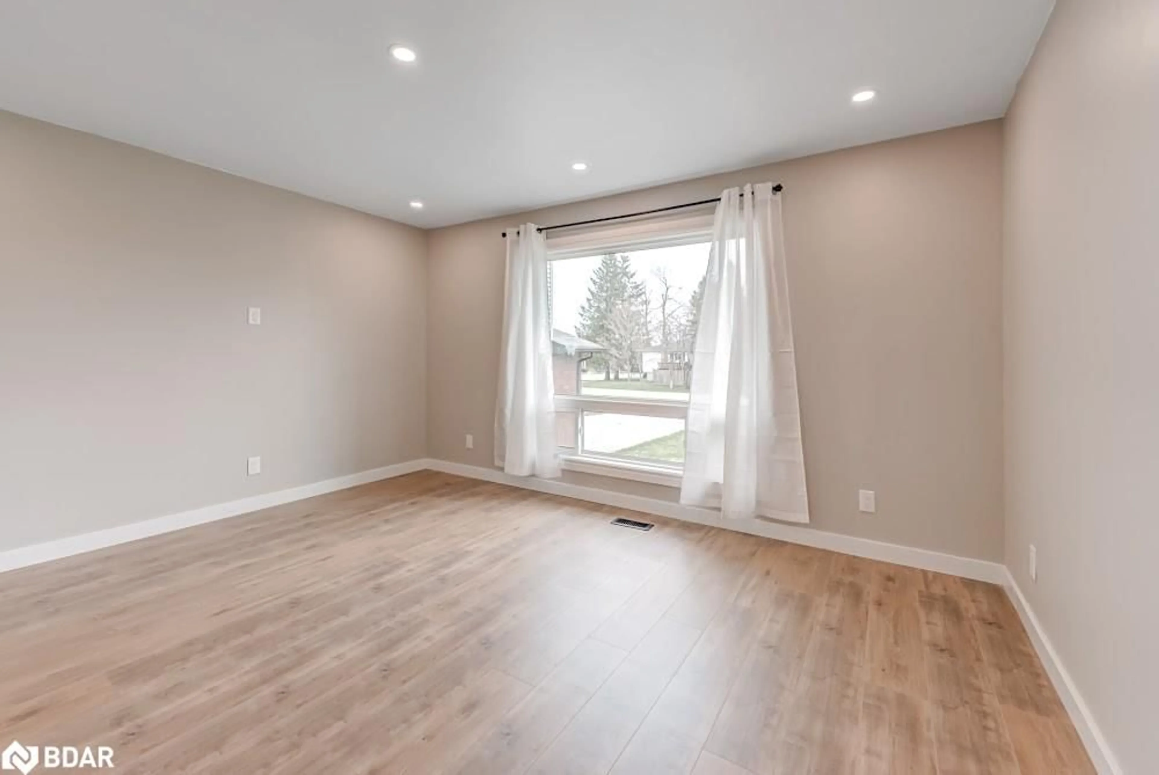 A pic of a room for 2252 Richard St, Innisfil Ontario L9S 2C5