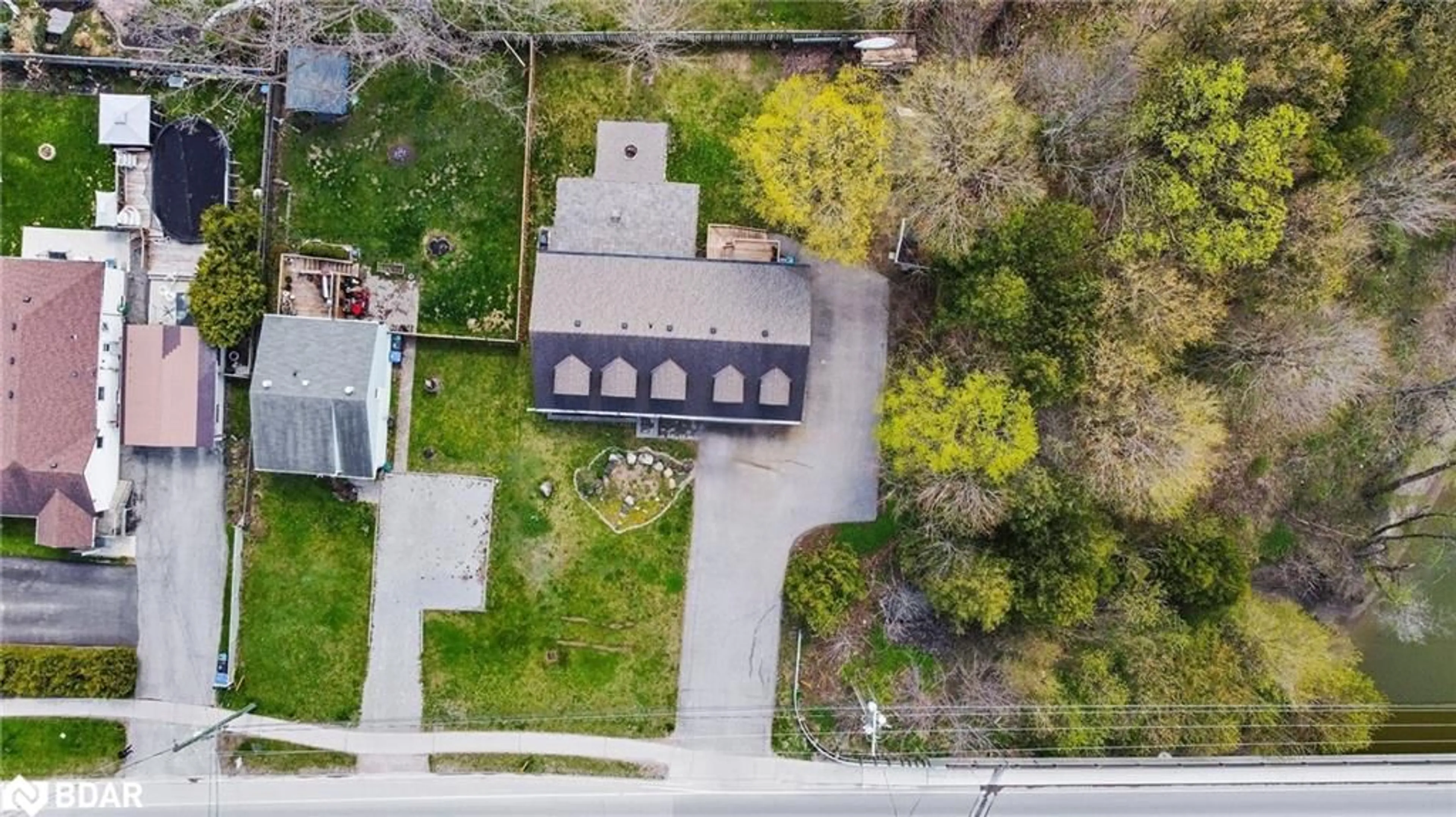A pic from outside/outdoor area/front of a property/back of a property/a pic from drone, street for 190 Centre St, Angus Ontario L0M 1B0