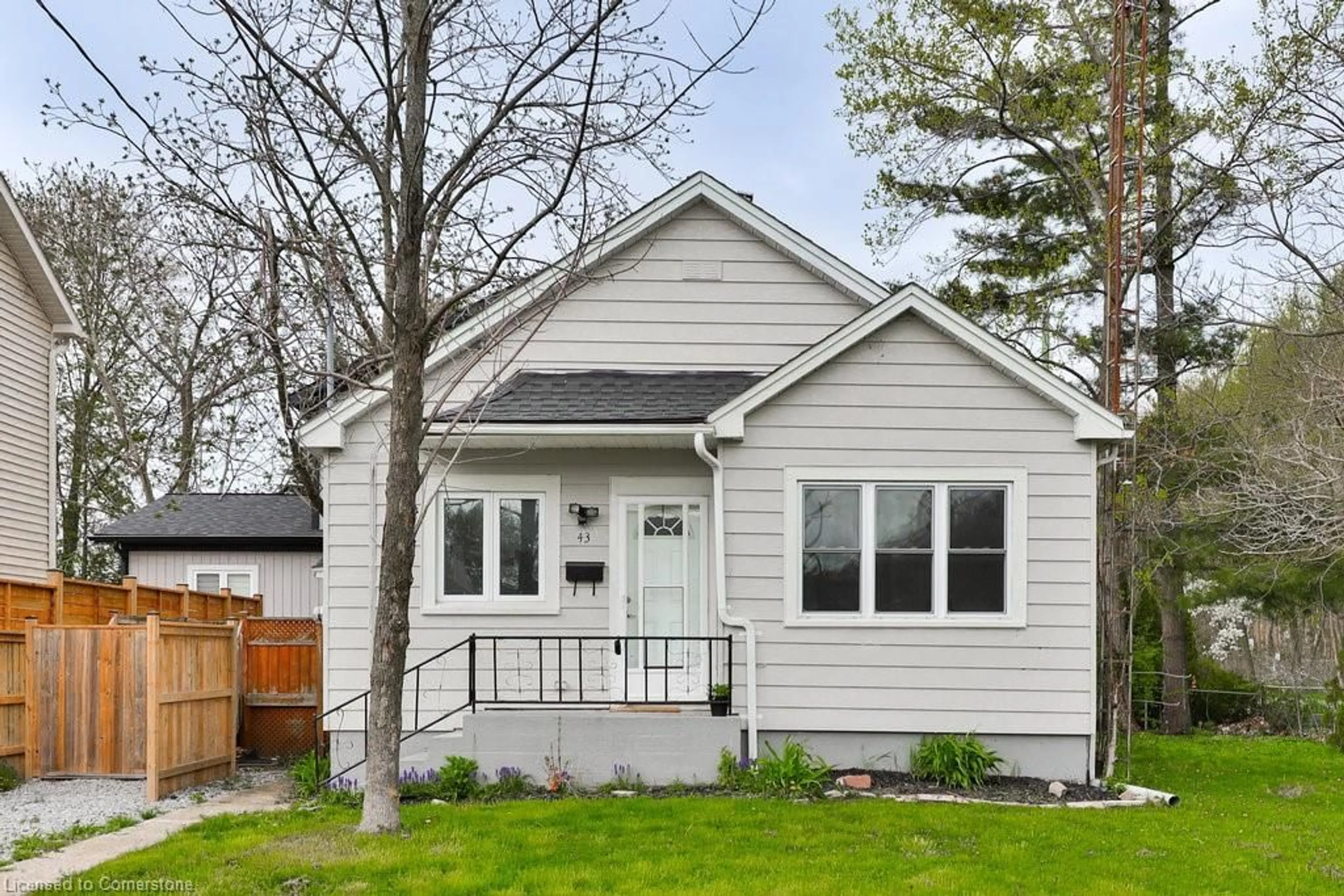 Home with vinyl exterior material, street for 43 Grandview Dr, St. Catharines Ontario L2M 1B1