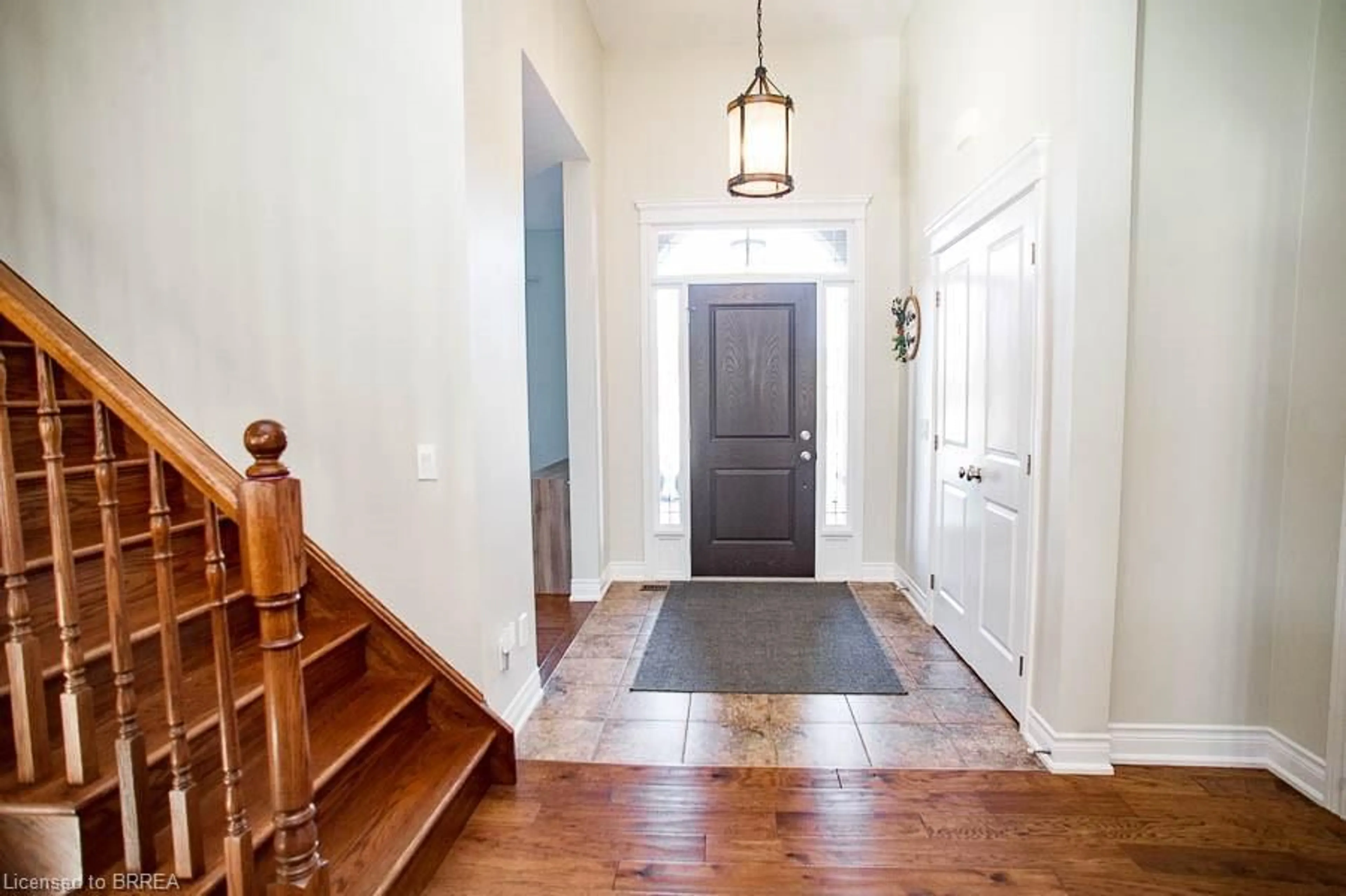 Indoor foyer for 20 Wingrove Woods, Brantford Ontario N3T 0M2