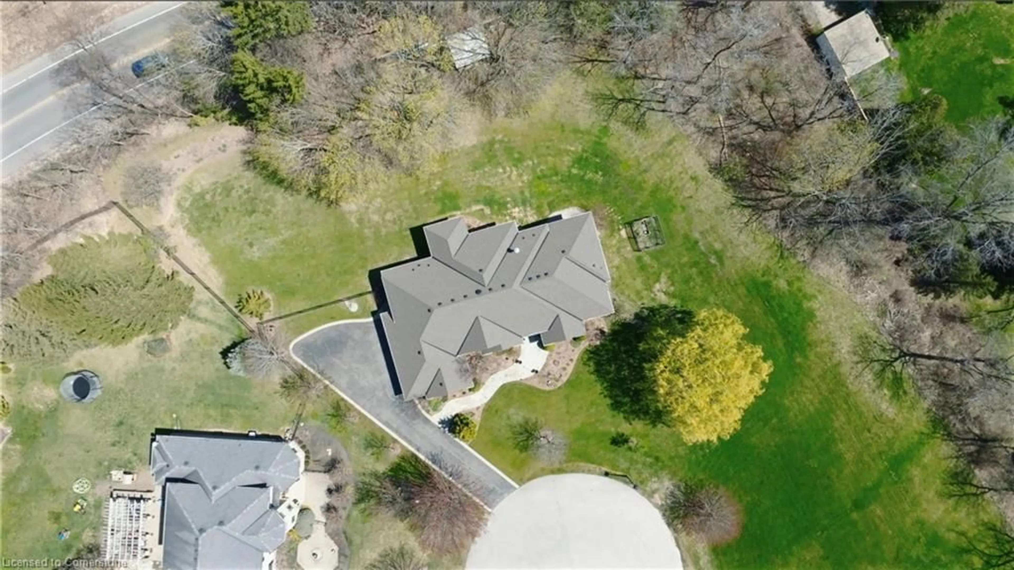 A pic from outside/outdoor area/front of a property/back of a property/a pic from drone, street for 27 Sun Ave, Dundas Ontario L9H 5A6