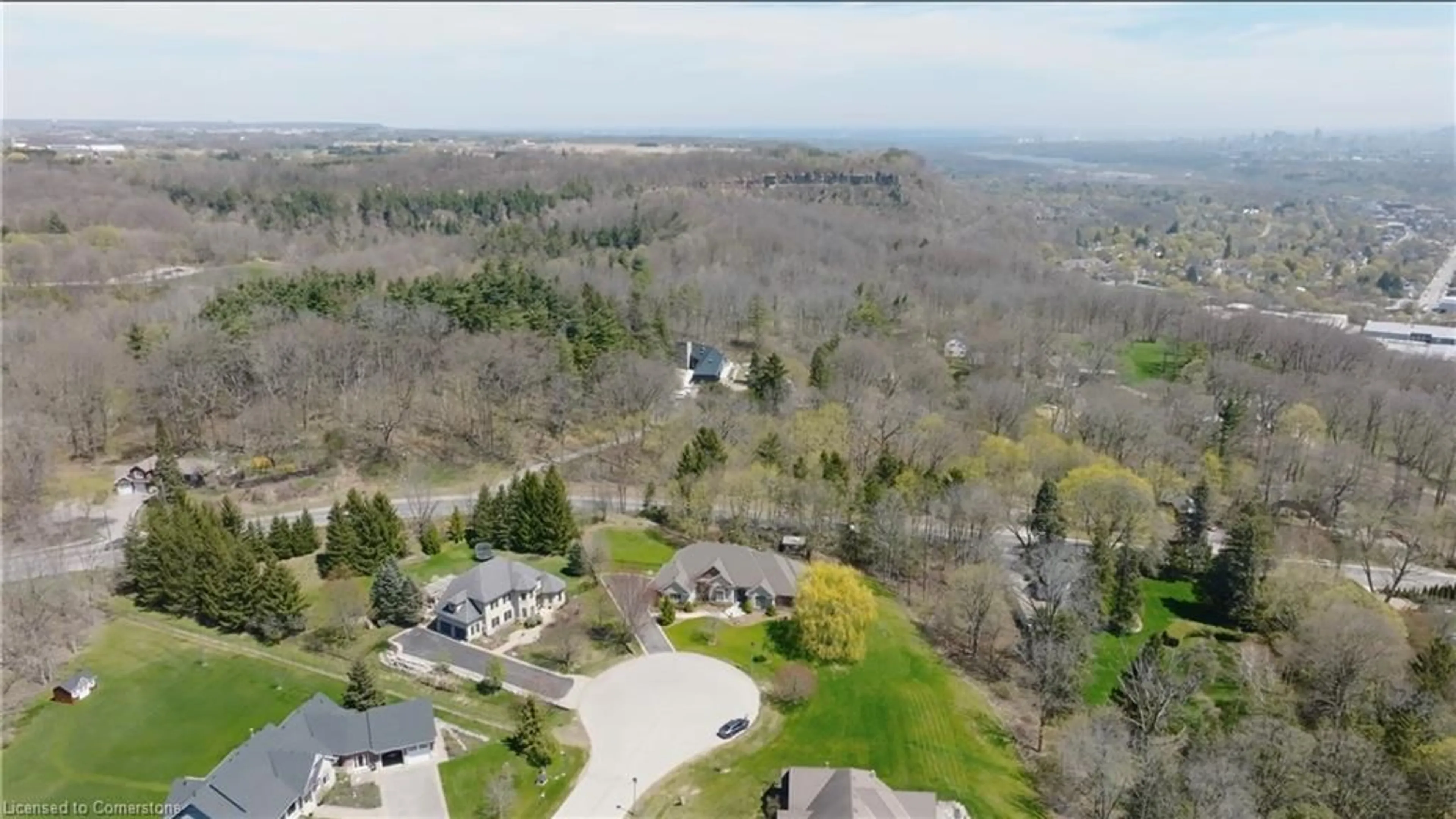 A pic from outside/outdoor area/front of a property/back of a property/a pic from drone, mountain view for 27 Sun Ave, Dundas Ontario L9H 5A6