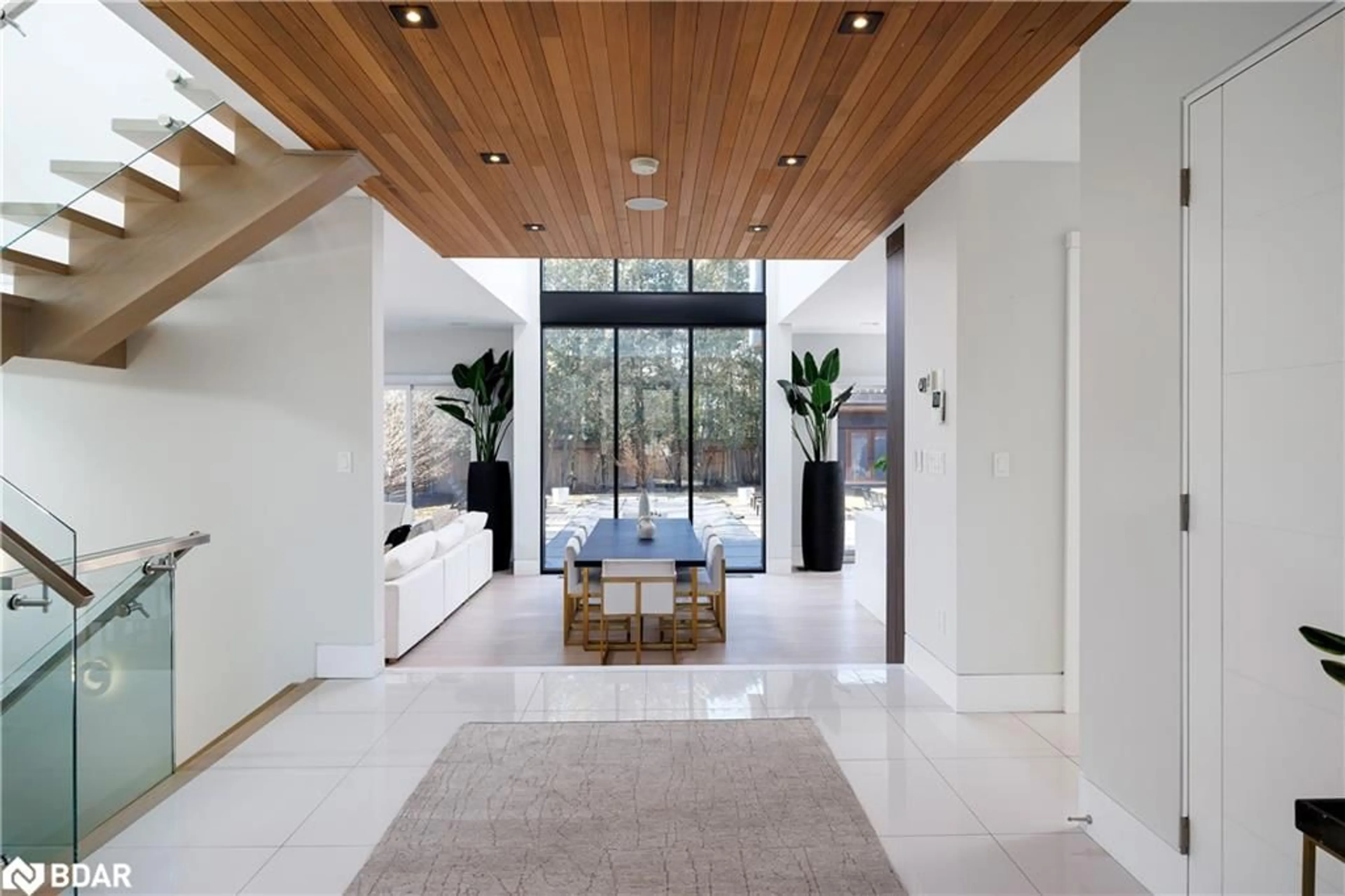 Indoor entryway for 539 Jeanette Dr, Oakville Ontario L6K 1M9