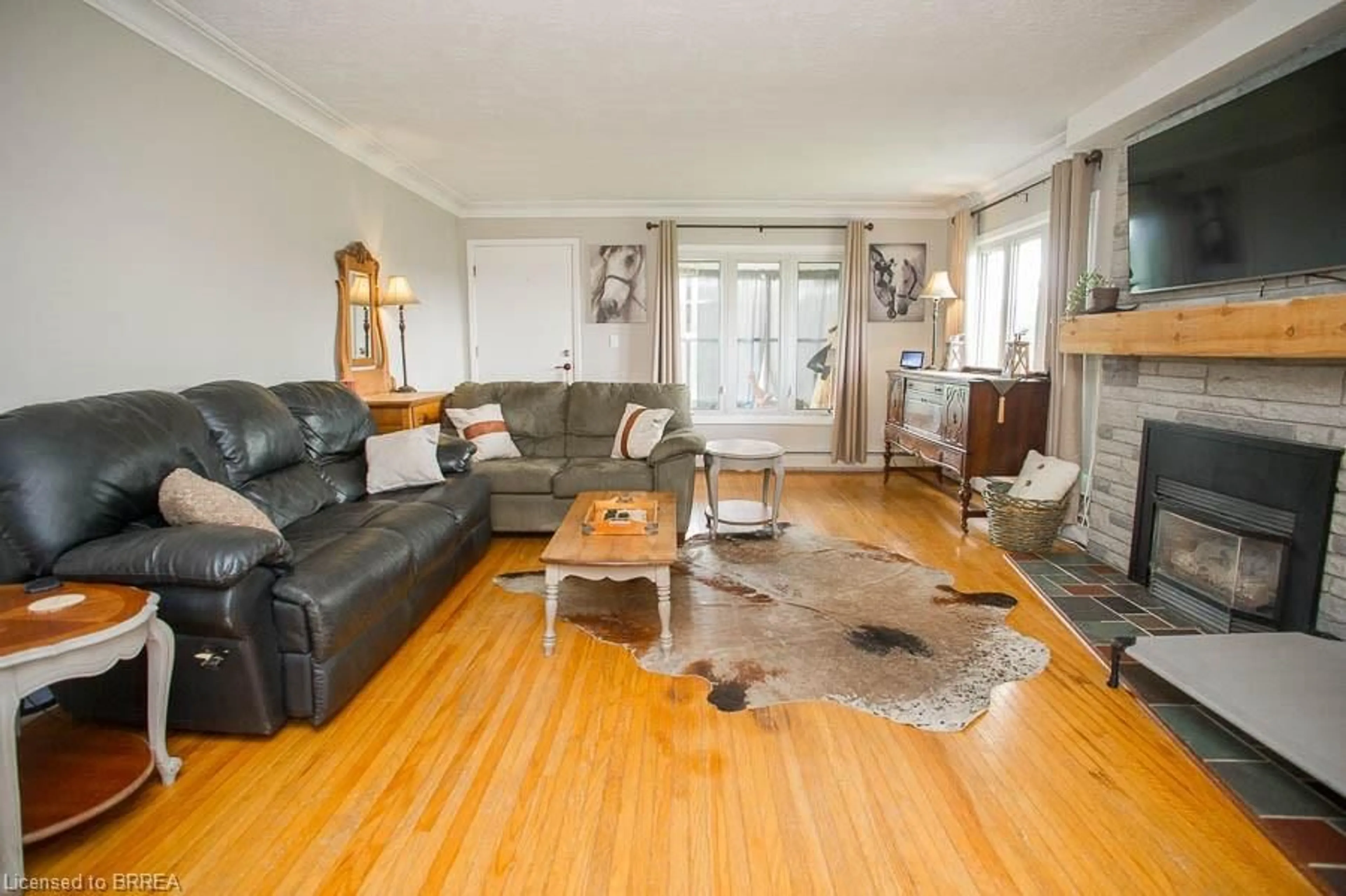 Living room with furniture, wood/laminate floor for 1039 St. John's Rd, Walsh Ontario N3Y 4K1