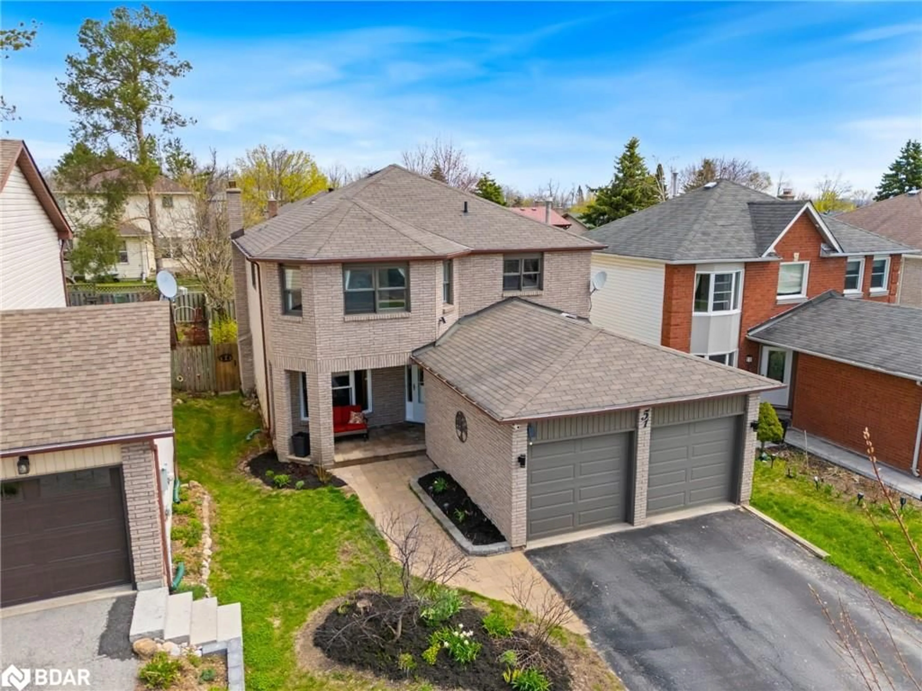 A pic from outside/outdoor area/front of a property/back of a property/a pic from drone, street for 51 Shakespeare Cres, Barrie Ontario L4N 6C1