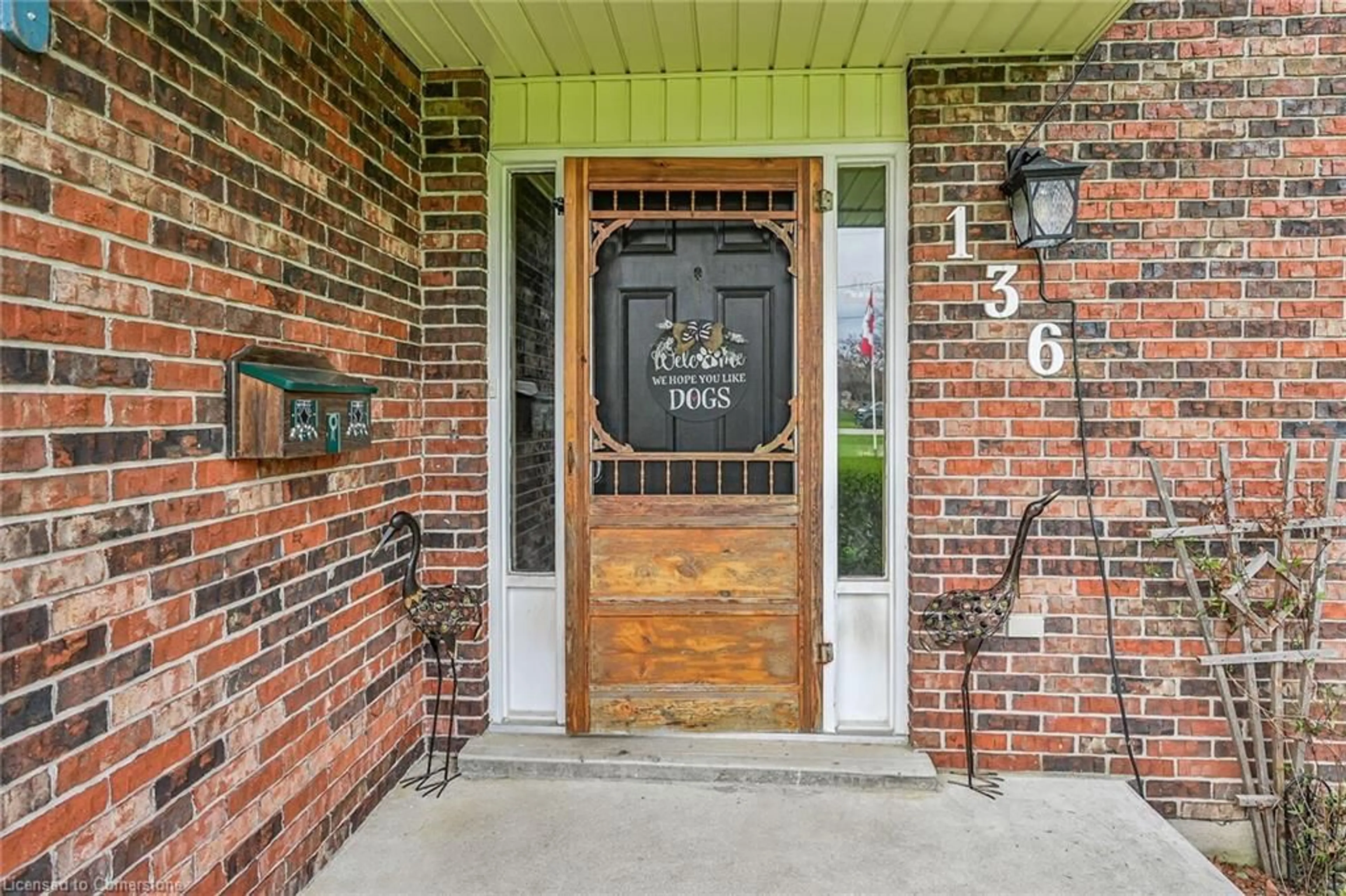 Indoor entryway for 136 Secord St, Dunnville Ontario N1A 2W8