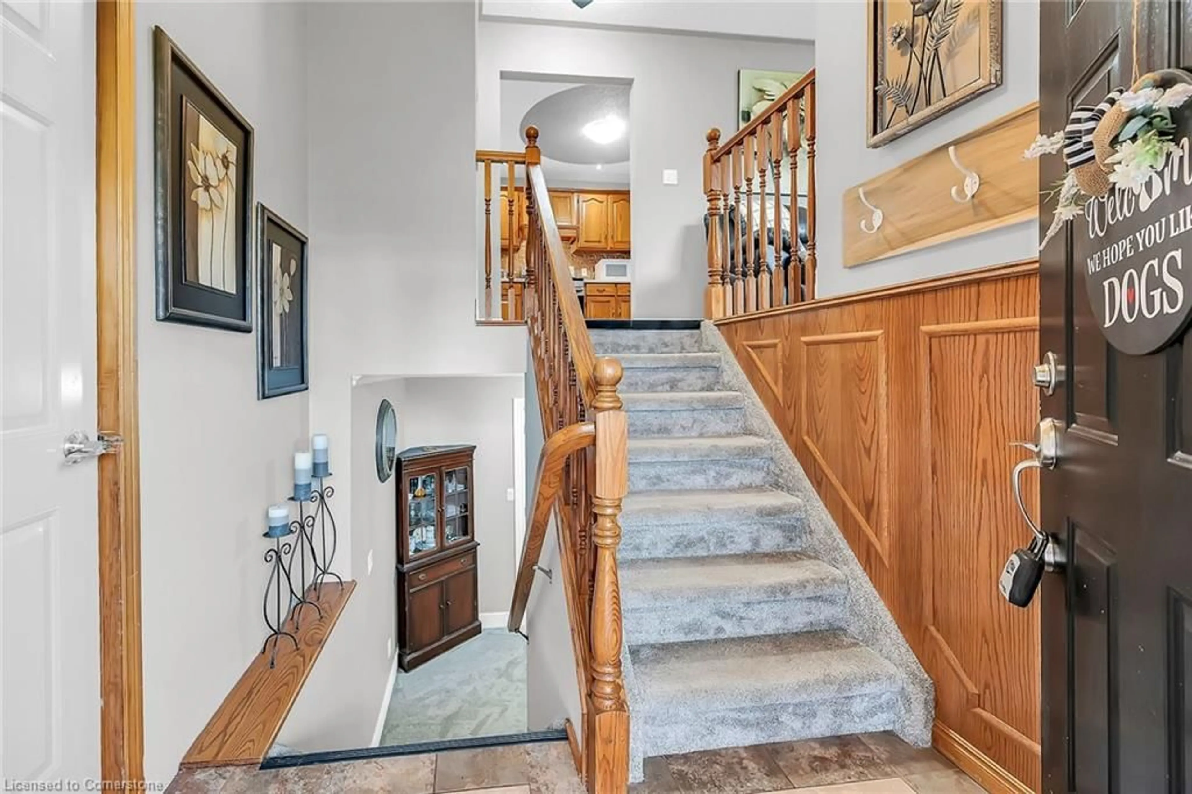 Indoor foyer for 136 Secord St, Dunnville Ontario N1A 2W8