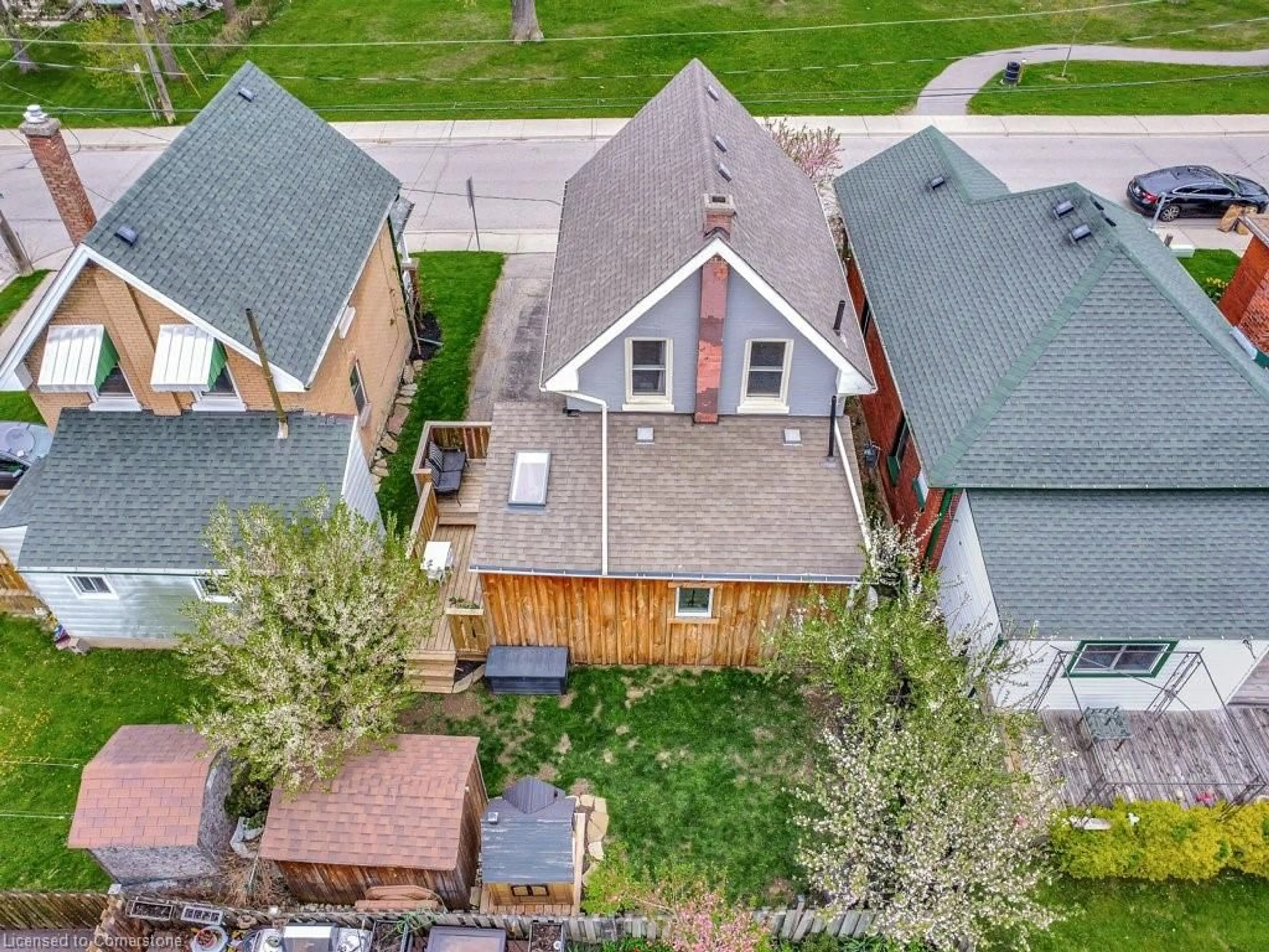 A pic from outside/outdoor area/front of a property/back of a property/a pic from drone, street for 86 Spring St, Brantford Ontario N3T 4M5
