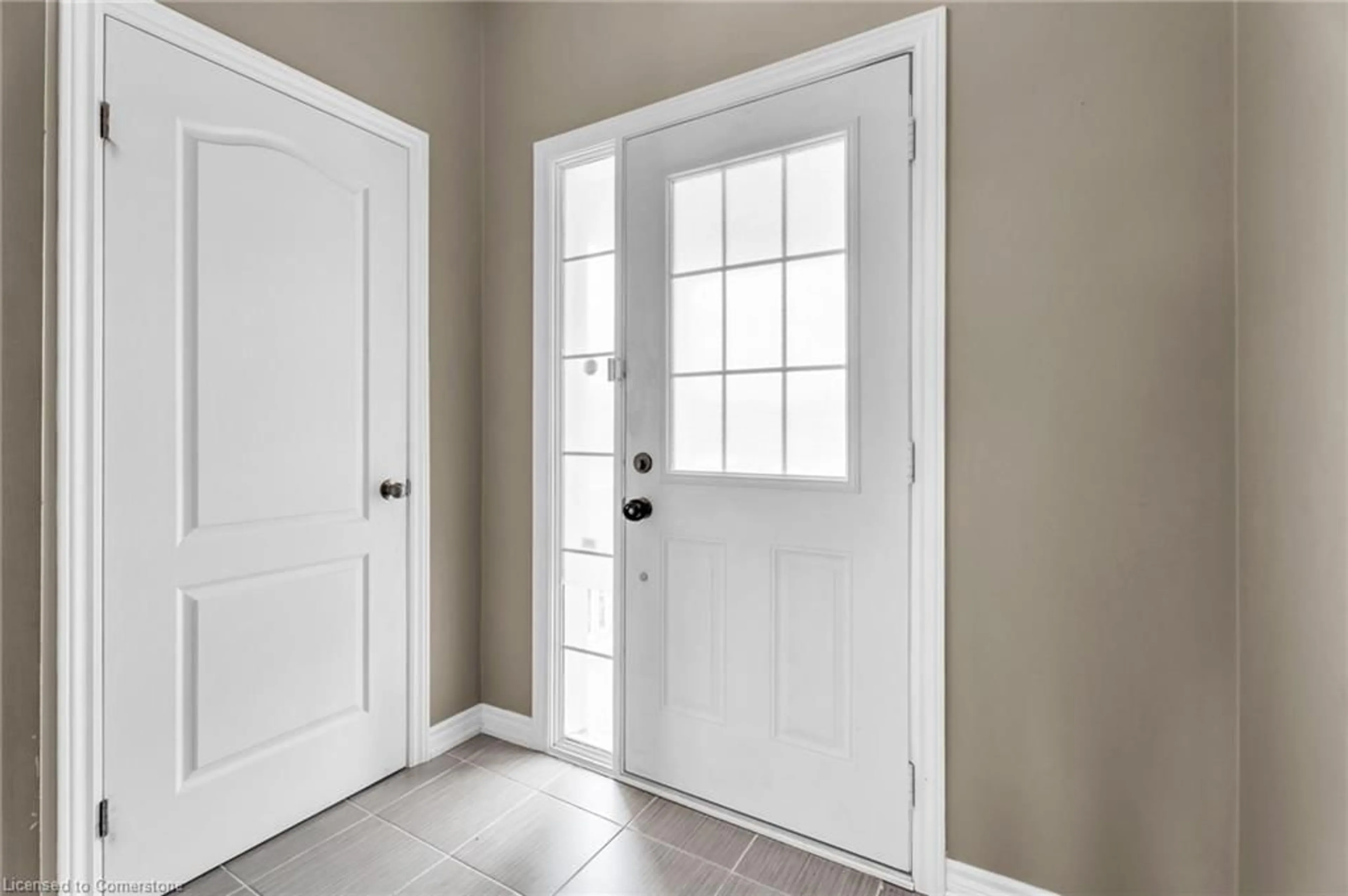 Indoor entryway for 107 Courtney Street St, Fergus Ontario N1M 0E3