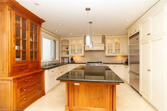 Additional property image - 136 Humbercrest Blvd