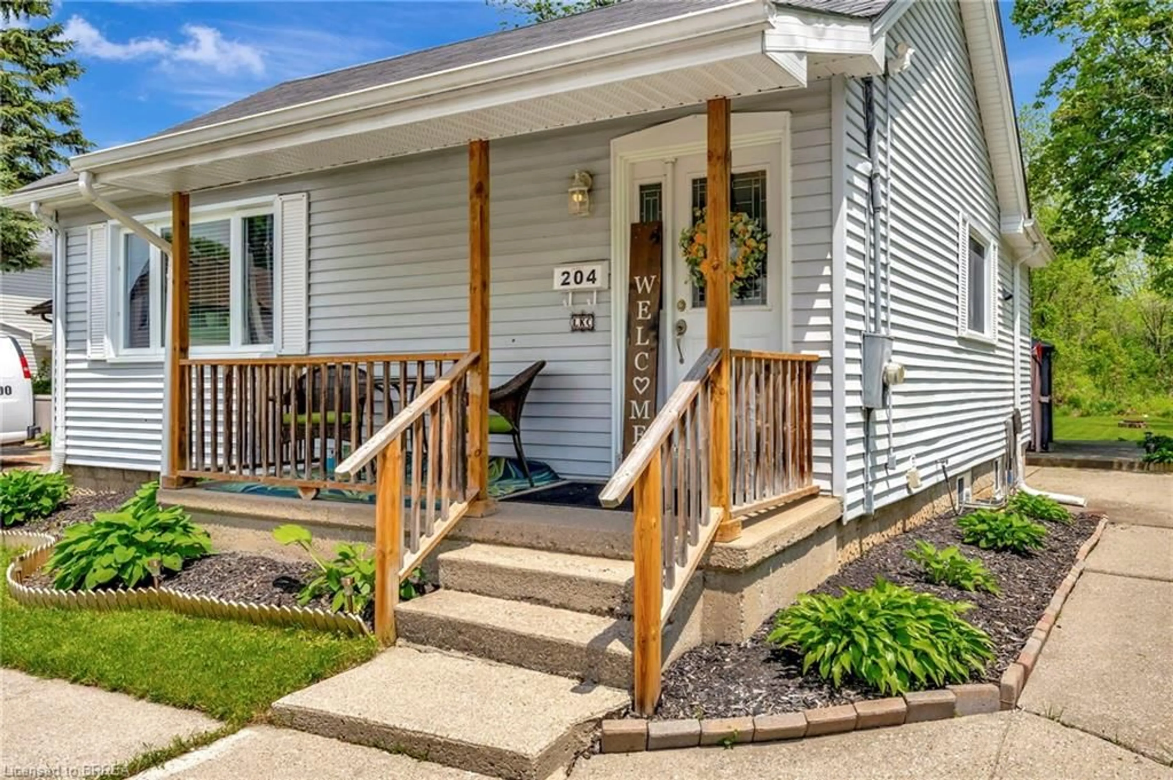 Home with vinyl exterior material, street for 204 Catharine Ave, Brantford Ontario N3T 1Z2
