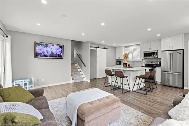 Additional property image - 3 Electra Crt