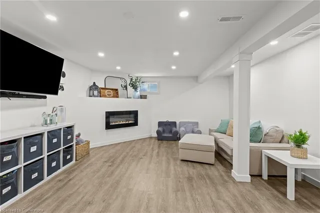 Additional property image - 3 Electra Crt