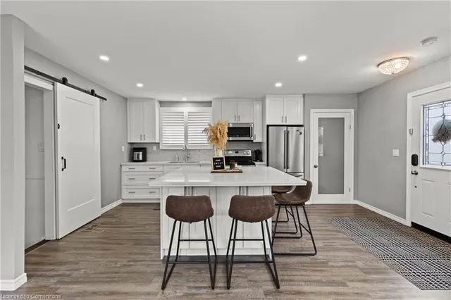 Additional property image - 3 Electra Crt
