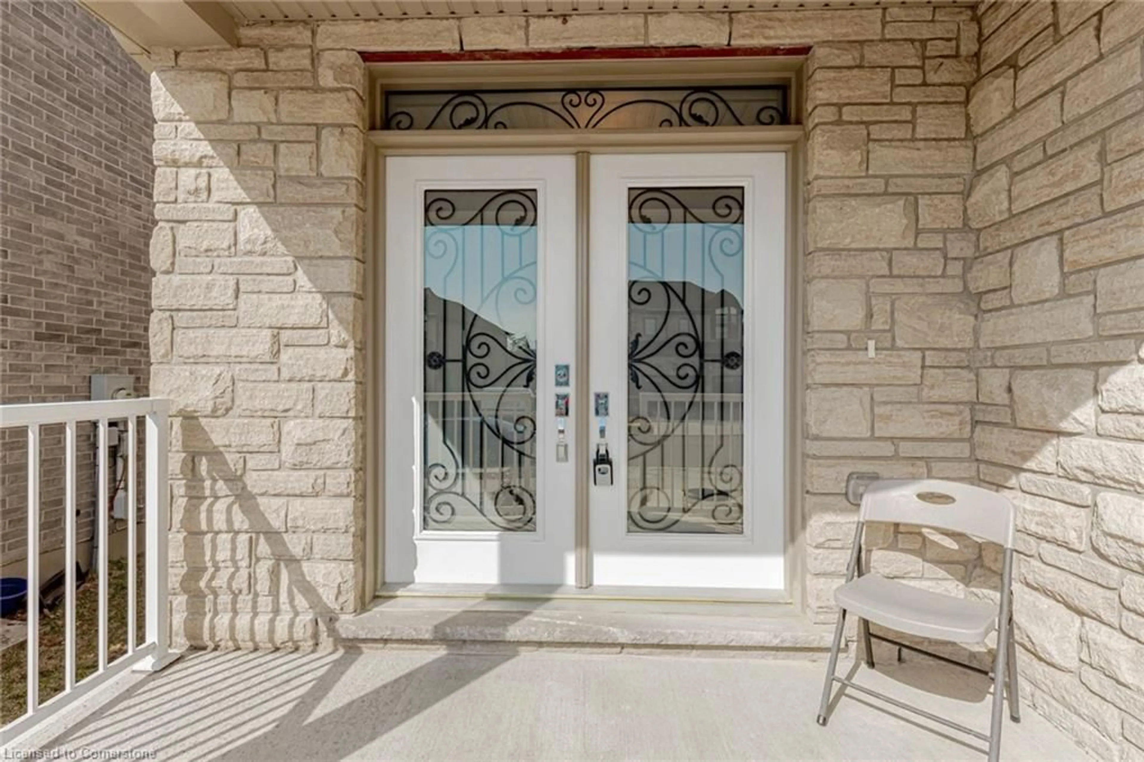 Indoor entryway for 126 Pondcliffe Dr, Kitchener Ontario N2P 2R3