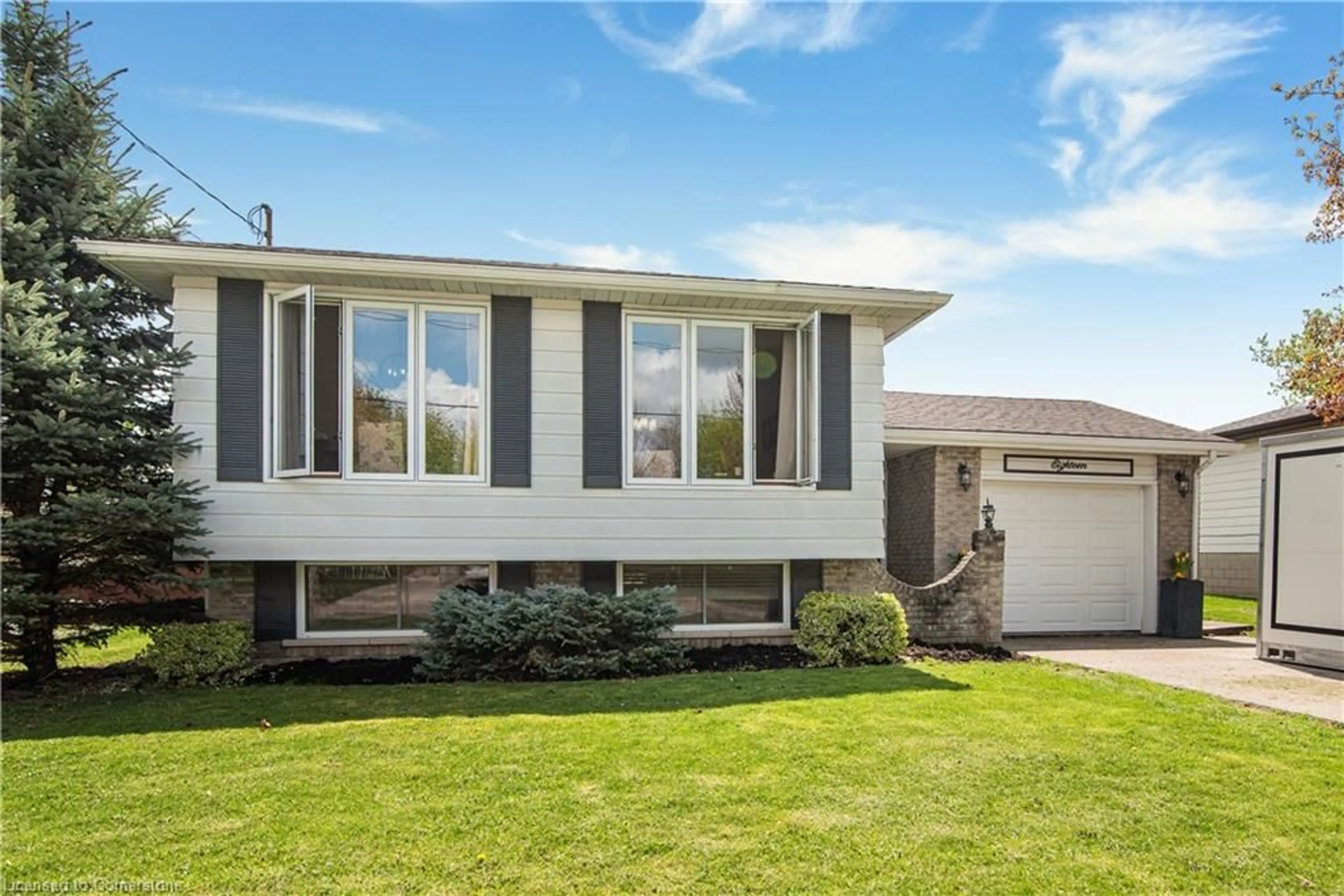 Home with vinyl exterior material, street for 18 Hewitt Dr, Haldimand County Ontario N0A 1H0
