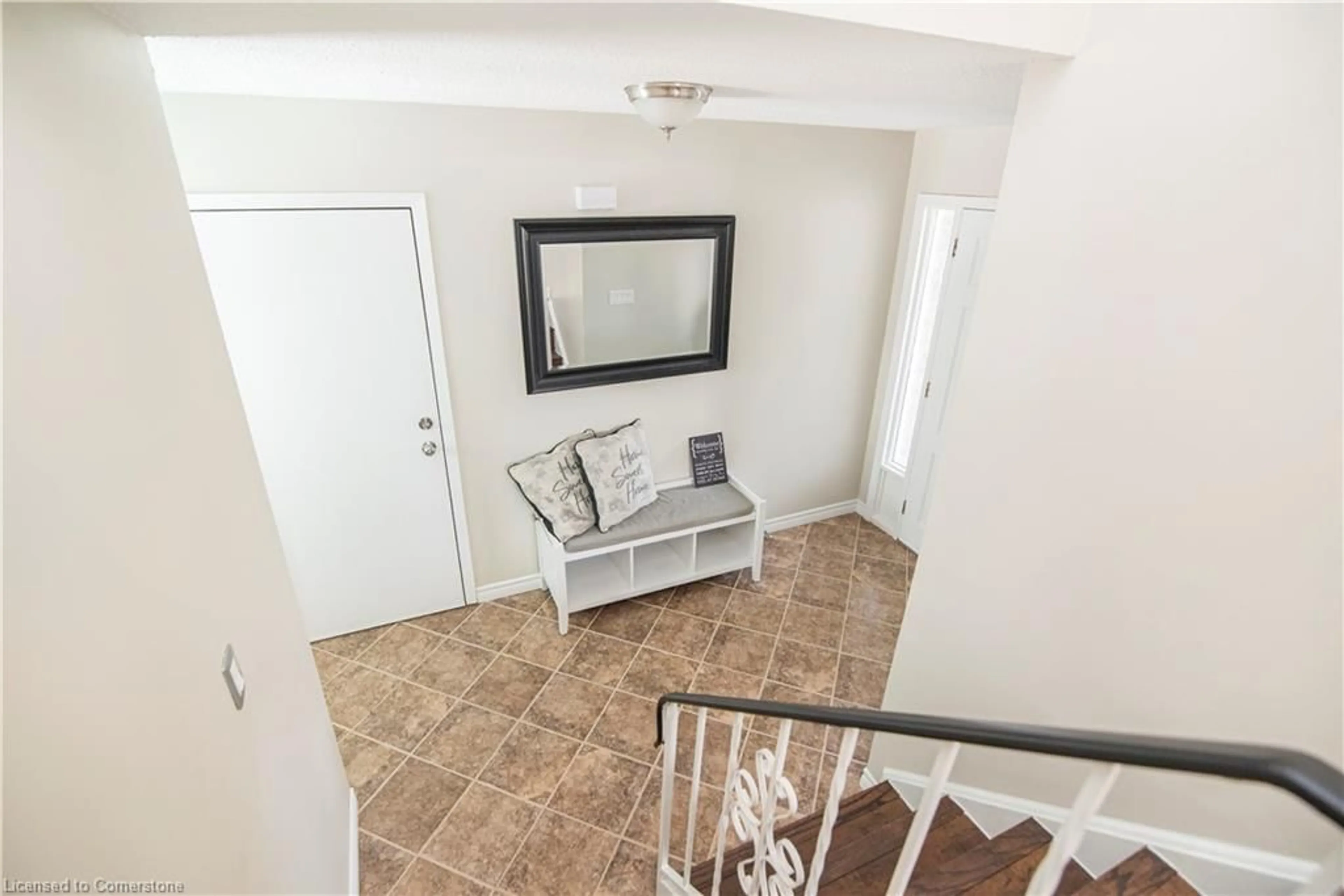 Indoor entryway for 18 Hewitt Dr, Haldimand County Ontario N0A 1H0