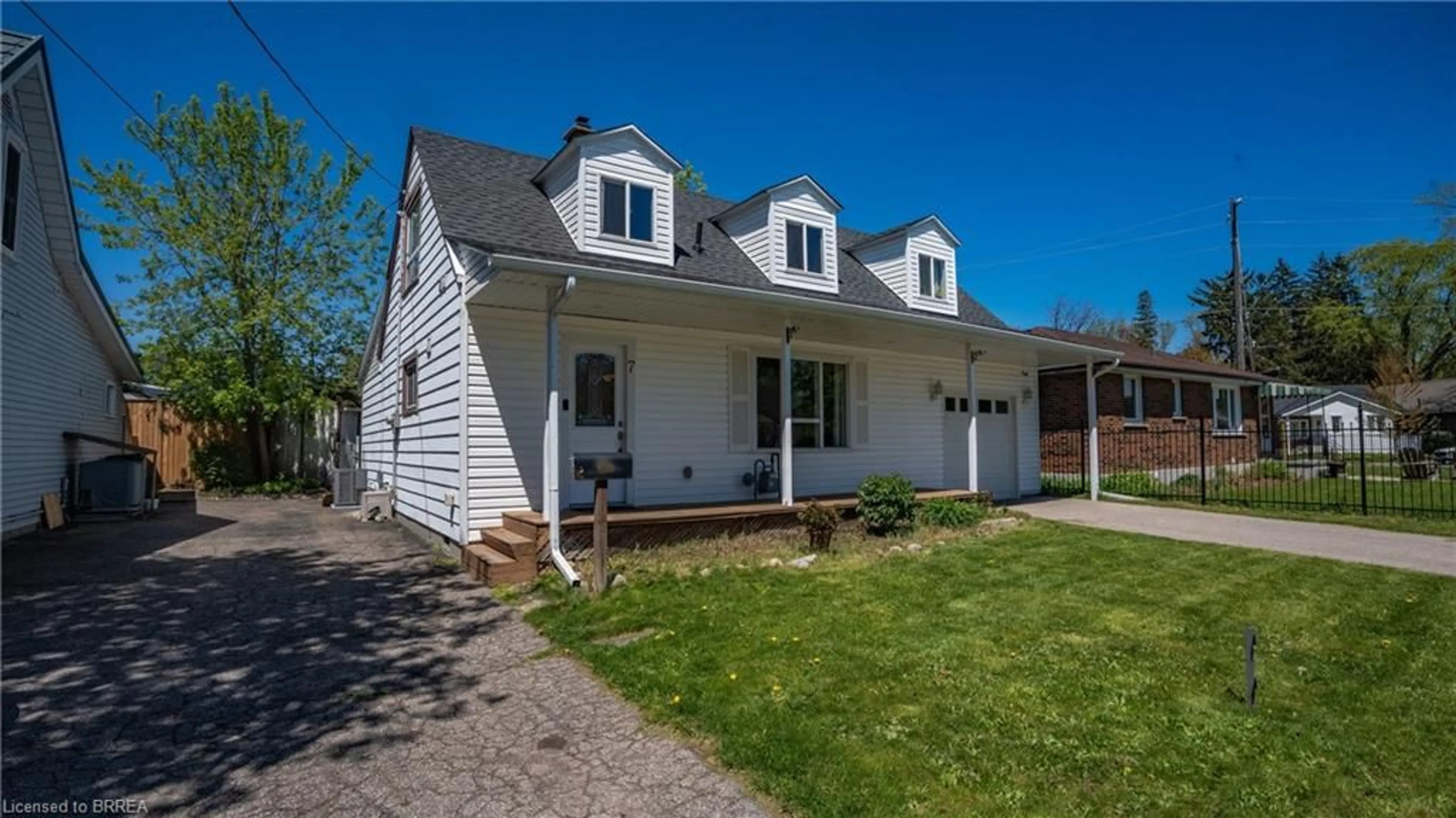 Home with vinyl exterior material, street for 7 Winston Ave, Brantford Ontario N3T 5B6