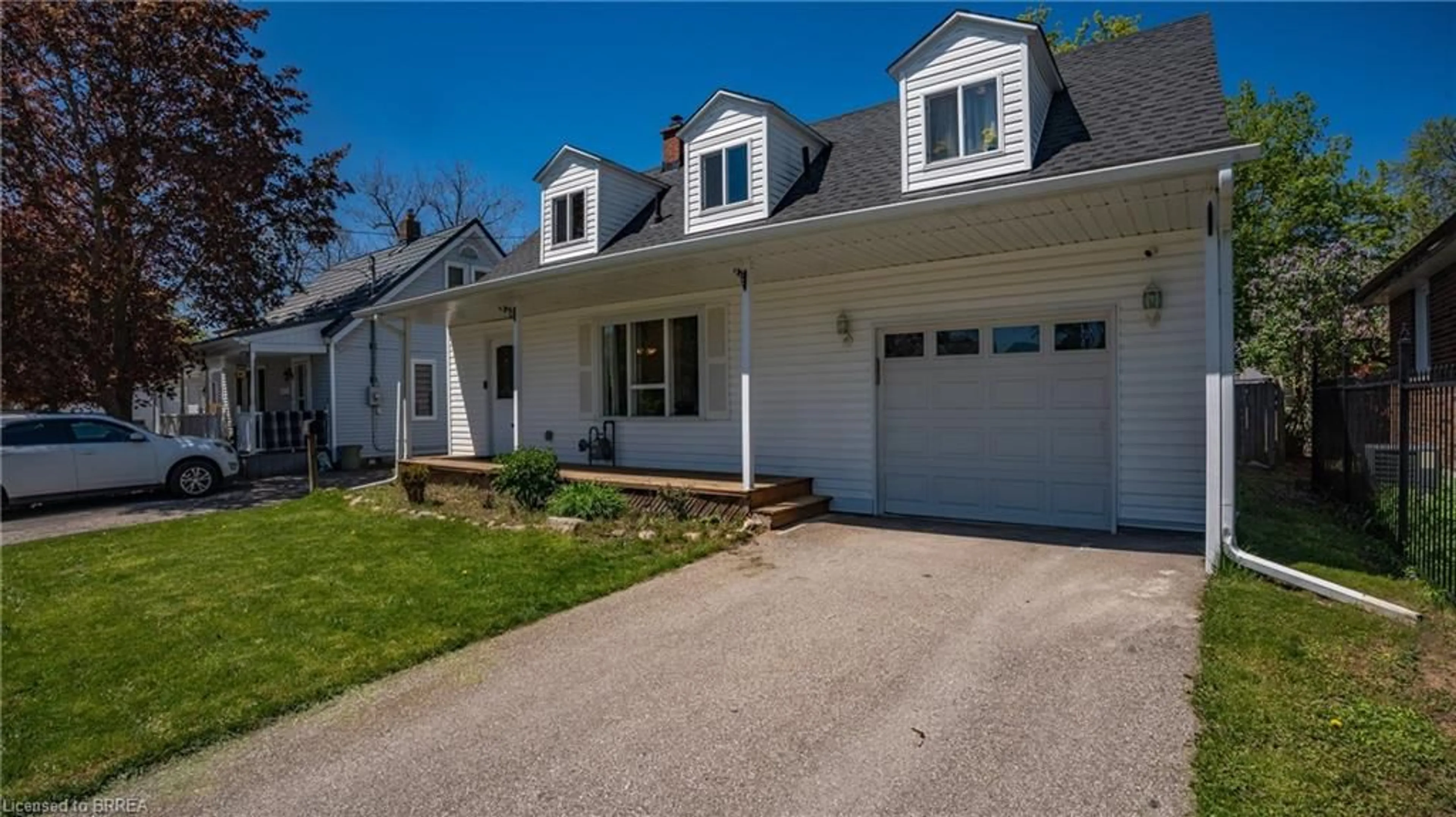 Home with vinyl exterior material, street for 7 Winston Ave, Brantford Ontario N3T 5B6