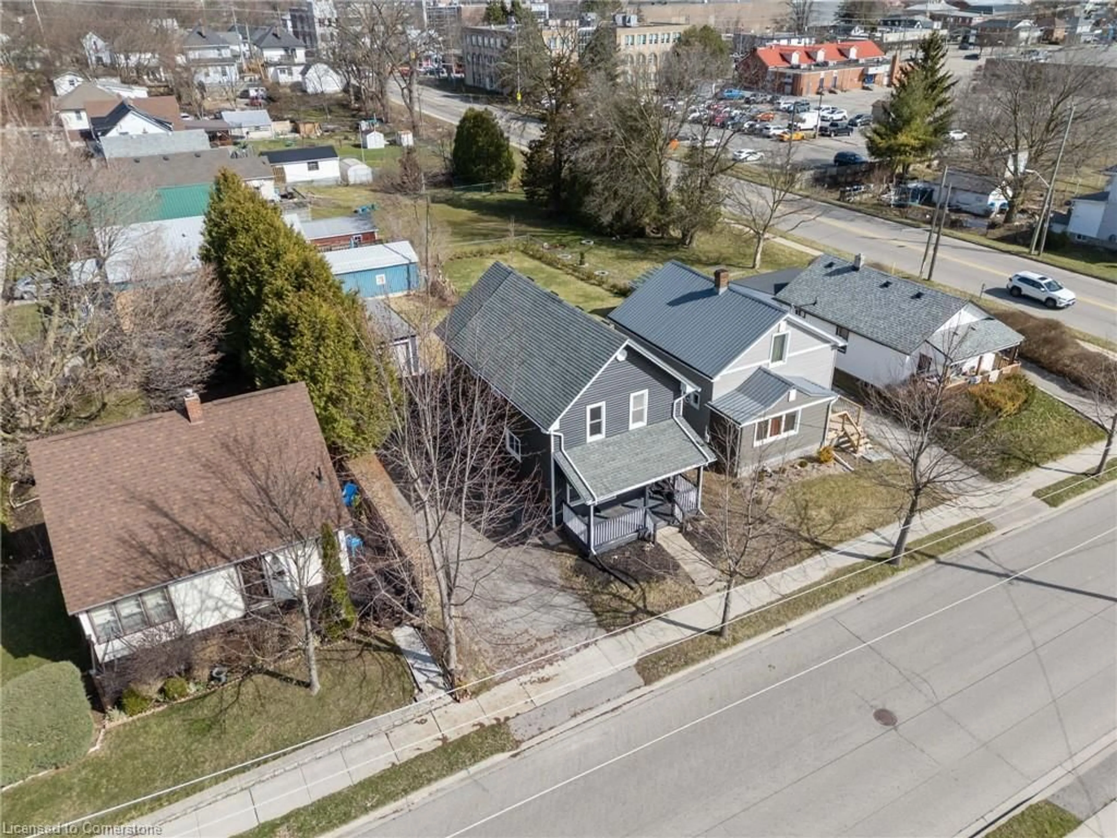A pic from outside/outdoor area/front of a property/back of a property/a pic from drone, street for 249 Chapel St, Simcoe Ontario N3Y 1N8