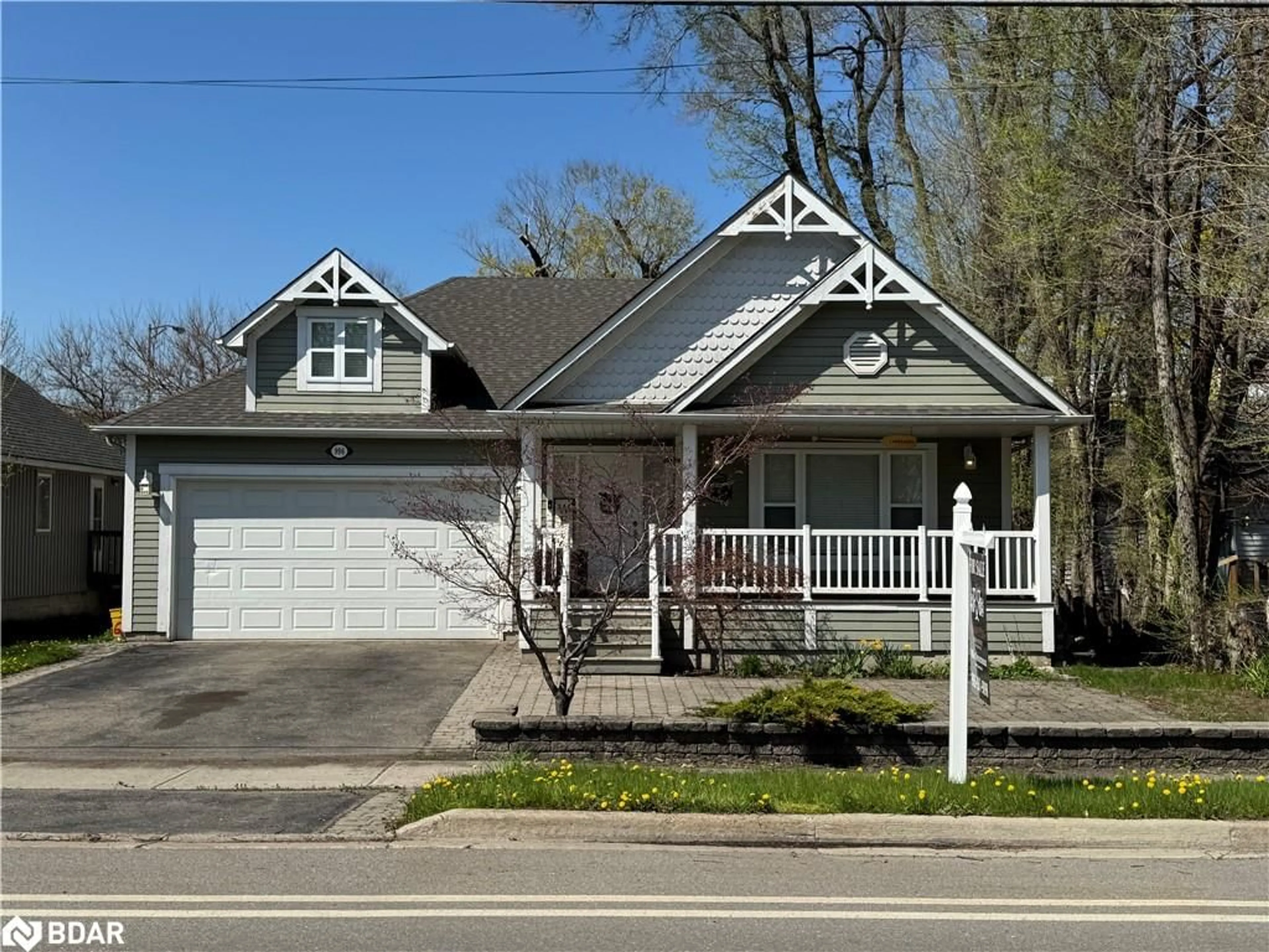 Home with vinyl exterior material, street for 996 Beach Blvd, Hamilton Ontario L8H 6Z4