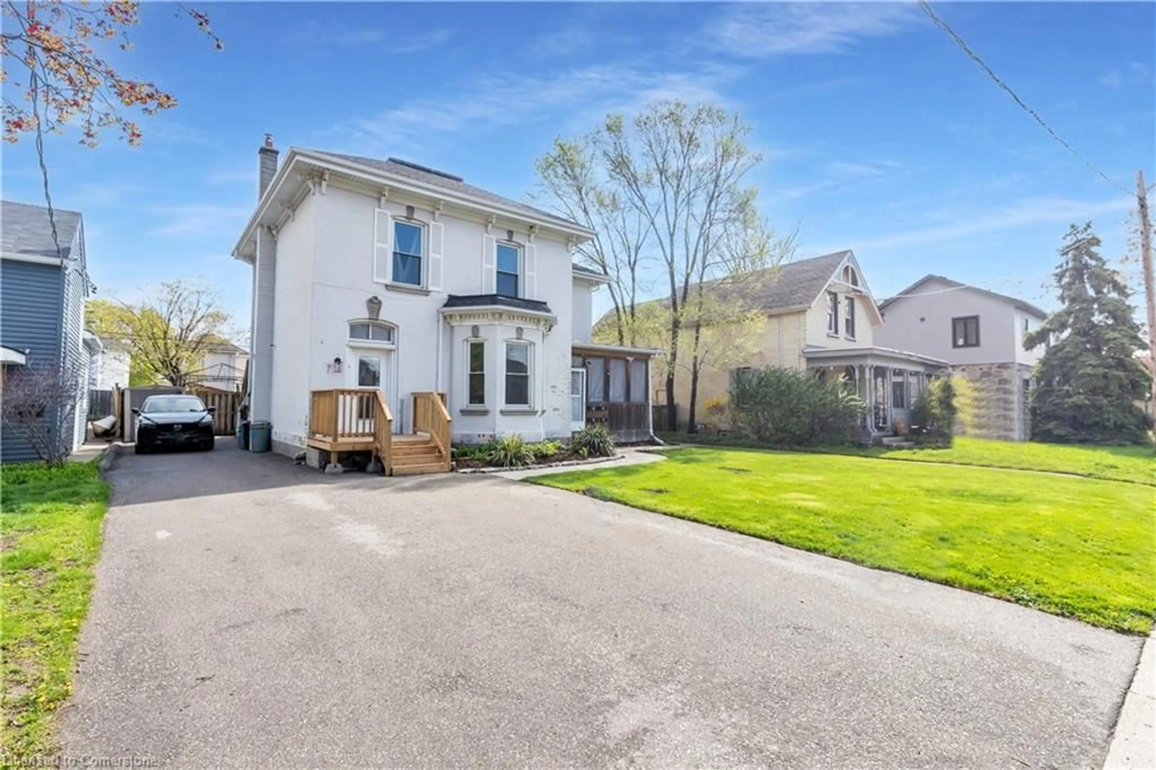 A pic from outside/outdoor area/front of a property/back of a property/a pic from drone, street for 7 Bond St, Cambridge Ontario N1R 4B2