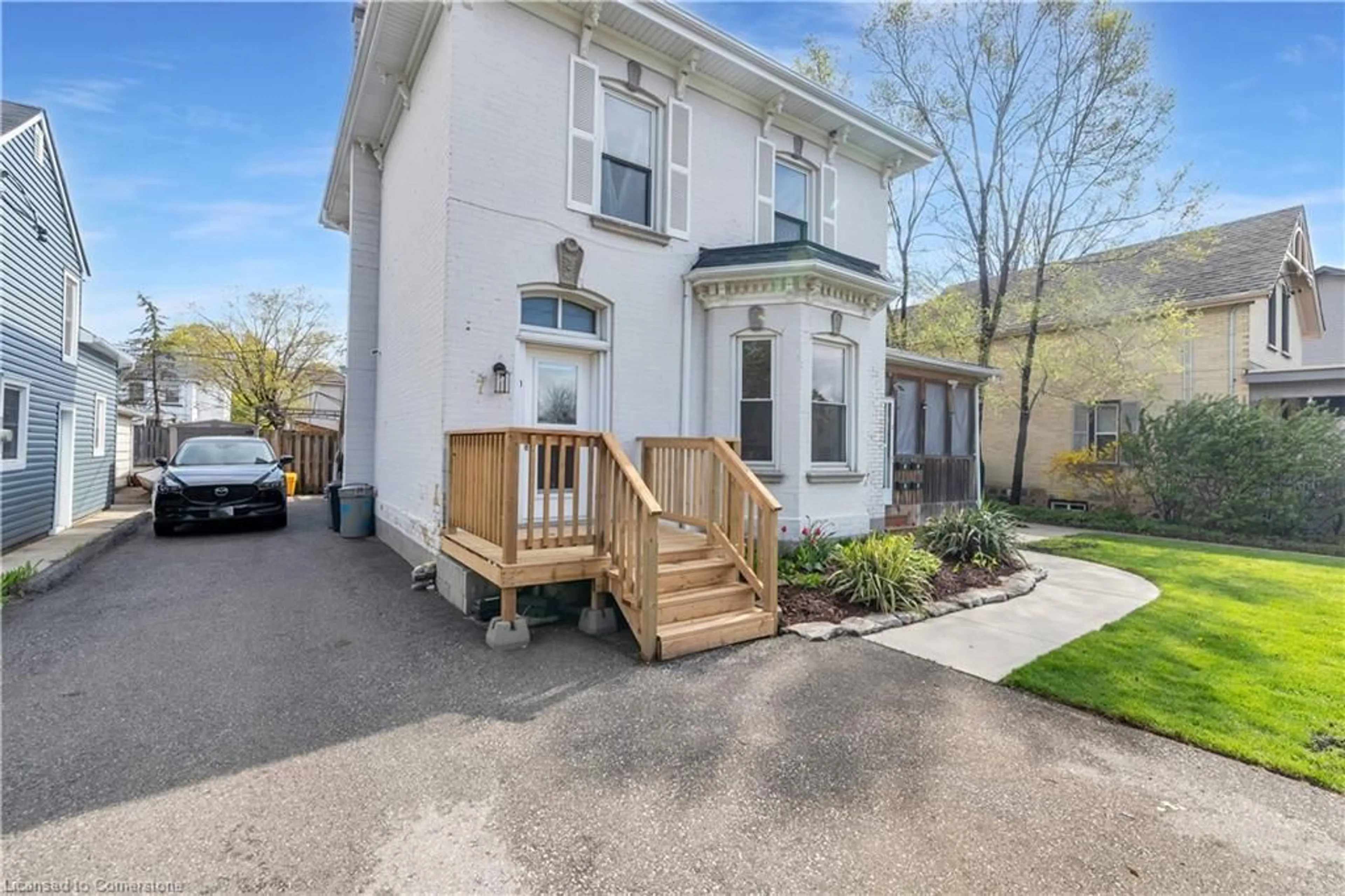 Unknown for 7 Bond St, Cambridge Ontario N1R 4B2